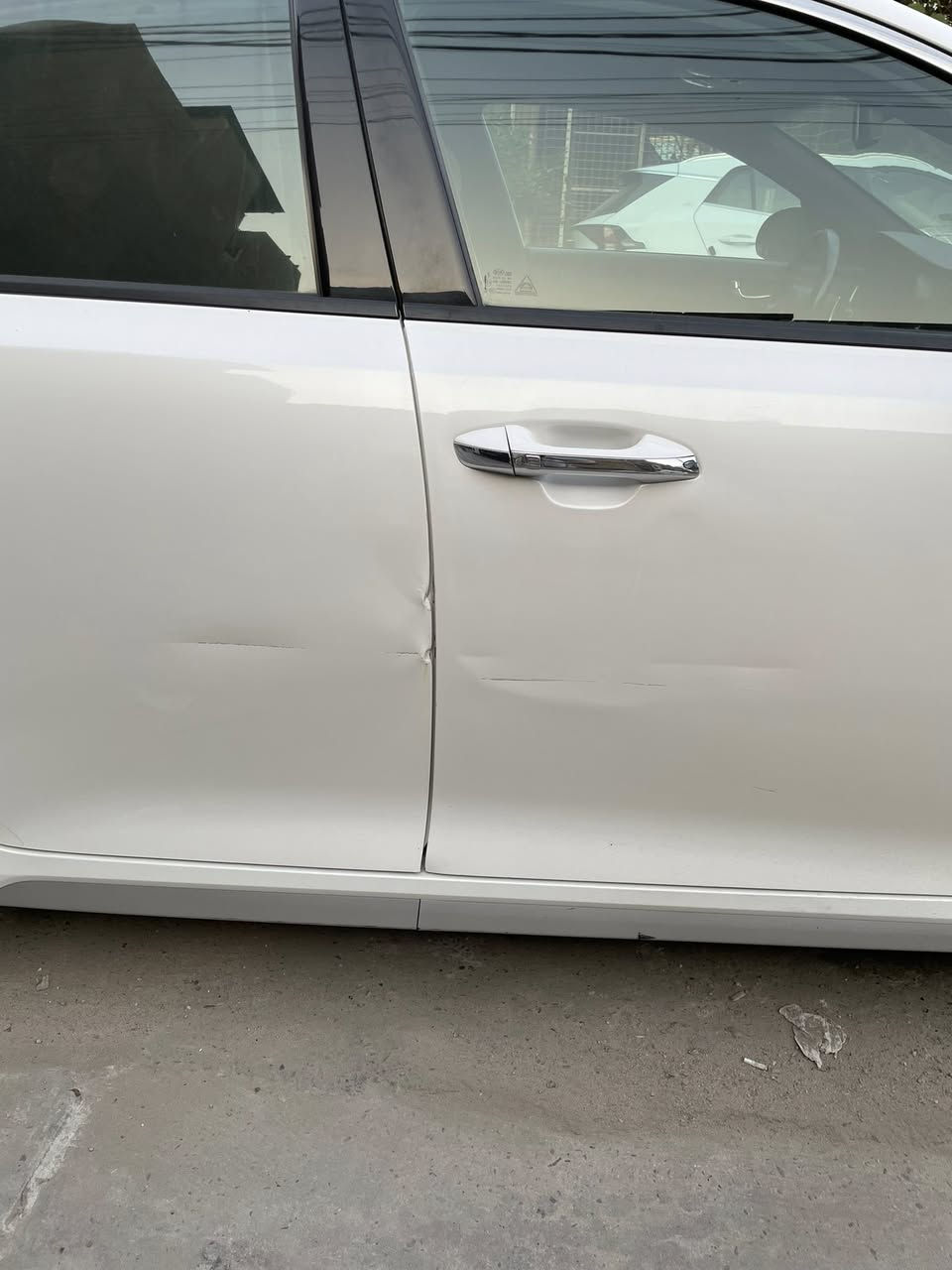 كيا اوبتما 2016 فئة  جيتي لاين
فول مواصفات 1/1 وكالة خليجي مكفوله مابية صبغ 
ماشيه 144 الف حقيقي 
مكينة 2400 
ــــــــــــــــــــــــــــــــــــــــــــــــــــــــــ
المواصفات....
1-اللون ابيض صدفي 
2-تبريد قطعتين منفصل 
3-بانوراما 3حركات 
4-ستيرن شكل رياضي D sport 
5- 3 انظمة سبورت للقيادة
6-تدفئة ستيرن هيتر 
7-شفتات ستيرن
8-تحكم ستيرن 4 جهات 
9- 4 كامرات مع GPS
10-جلد قرميدي اصلي تطريز 
11- كشنات كهرباء السايق والصدر
12- تخزين 2وضعية ميموري كشن 
13-تدفئة وتبريد كشنات امامي
14-تدفئة كشنات خلفي
15-حساس امامي خلفي
16- كشنات جلد لون ماروني
17-زراك لايت
18-لد امامي خلفي ليزر
19-لايت زينون ناصي عالي متحرك مع حركة الستيرن واظهار النقطة العمياء 
20-رادار جاني تنبيه عند اقتراب سيارة من الخلف والجوانب 
21-ايرباك عدد 8
22- 3انظمة قيادة ايكو سبورت اعتيادي
23-نظام ABS بريك
24- مانع انزلاق
25-نظام AUTO HOLD نزول منحدرات
26-بصمات عدد 3 مع الصندوق 
27-الصندوق نظام ذكي فتح الجنطة عند الاقتراب من السيارة 
28-شاشة 8 انج لمس notification 
29-بوصلة تحديد القبلة والخرائط  وتحديد الموقع والملاحة
30-سماعات عدد 10 
31-بلوتوث مع حساس الصوت اذا كان مرتفع عند الكلام ينخفض
32-نظام الصوت  سستم harman/kardon  مع سبوفر مضخم صوت عدد 2
33- هاند بريك بصمة كهرباء
34-بردات خلفية اصلي
35-نظام شحن الهاتف لاسلكي
36- ضوء ابيض داخلي 
37-مري كهرباء شفط قلابة مع ضوء إشارة 
38-الماسحات حساس تعمل عند الأمطار
رقم بغداد 
السعر 168ىبيها مجال
للاستفسار ***********
