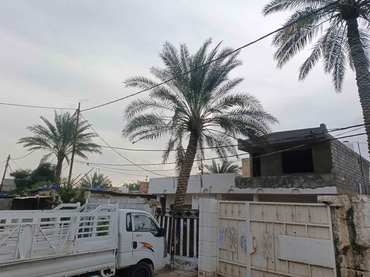 السلام عليكم
1.بيت طابقين للبيع مساحة البيت 400متر القطعة الوراها 500م
2.البيت يحتوي طابق ارضي غرفتين 4×5 ممشة ودرج هول 6×5 
استقبال 7×5 كندور واسع مطبخ 4×4 مطبخ حار 4×3ونص حمام 2×2 وطرمه واسعة تحتوي على بابين الباب الاولى على البيت والثانية على القطعة الورة البيت. 
3.طابق ثاني غرفتين الاولى 6×5 والثانية 4×4 مطبخ 4×5 استقبال 5×4 وحمام وتواليت 
4. السعر 200 قابل للتفاوض
5. بيت كلش واسع يكفي 3 عوائل المكان بعقوبة الحديد تتن
6. ملاحضة المساحة الرسمية 400م طابو صرف  اتصل
***********
