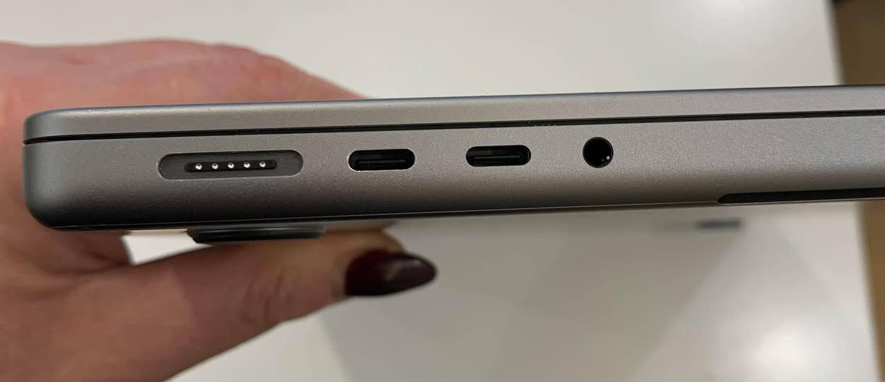 ماك بوك برو 14 انش للبيع
رام 16 كيكا
هارد 500 كيكا
البطارية 91%
نظيف جداً، استعمال خفيف
الملحقات : شاحنة فقط بدون باكيت
الكيبورد انكليزي 
MacBook Pro 14 inch

M1 Pro. 8 Core CPU. 14 Core GPU 512 GB SSD Hard Drive. 16 GB Ram Space Gray. 2021. Cycle Count 148

Used %99 Clean.
السعر: 1.400.000


**إذا كنت صاحب هذا الإعلان وتريد حذفه لأي سبب، رجاءا أرسل رسالة إلى الدعم الفني**