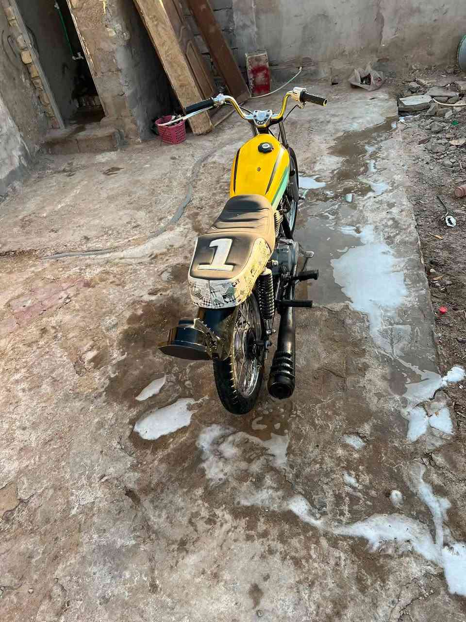 سلام وعليكم دراجه لبيع رقم اسود وين ما تروح محد يحجي وياك تكدر تسويها رقم ابيض مكينه رابيدو قطاس شلعه ونهضه فول البصره 5ميل سعر650وبيها مجال قليل رقمي ***********وتساب بس
