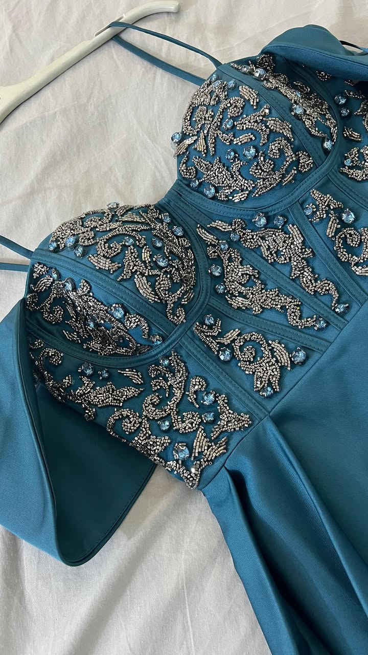 فستان  للبيع بخامه وجوده  ممتازه وكلش يحلي  الجسم مشد منه وبي قياس 40-38  اخذته من الاميرات   جديد وما ملبوس  نلغت الحفله وبعدة بالماركة اخذته 320 وابيعه 220 الف بي مجال بسيط


**إذا كنت صاحب هذا الإعلان وتريد حذفه لأي سبب، رجاءا أرسل رسالة إلى الدعم الفني**