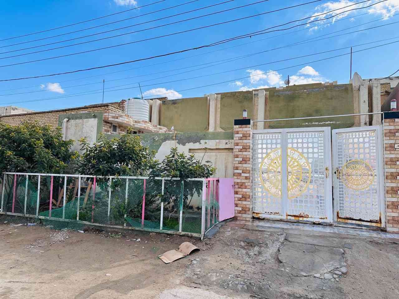 🏡 دار للبيع – الحي العسكري خلف شارع الإمام القاسم (ع) – وجه ع الساحة تارتان  مقابل معهد الاوائل 
━━━━━━━━━━━━━━━
✨ المواصفات:
🏗️ بناء نظيف وحديث
🏢 طابقين
🌳 واجهة على الساحة التارتان
━━━━━━━━━━━━━━━
🔹 الطابق الأول:
🛏️ غرفة نوم
🛋️ صالة استقبال
🍳 مطبخ
🚿 صحيات داخلية وخارجية
━━━━━━━━━━━━━━━
🔹 الطابق الثاني:
🛏️🛏️ غرفتين نوم
━━━━━━━━━━━━━━━
🔹 السطح:
☀️ فرشي
━━━━━━━━━━━━━━━
📐 المساحة: 210 متر
📄 الملكية: طابو صرف
🌿 طارمة كبيرة
━━━━━━━━━━━━━━━
📞 للاستفسار:
📱 ***********
 
━━━━━━━━━━━━━━━━━━
📌 ملاحظة:
إذا عندك عقار للبيع أو مراوس، راسل الصفحة
متوفر لدينا أكثر من بيت 🏠 بمناطق مختلفة (زراعي أو صرف)
📲 التواصل عبر واتساب أو ماسنجر
━━━━━━━━━━━━━━━━━
