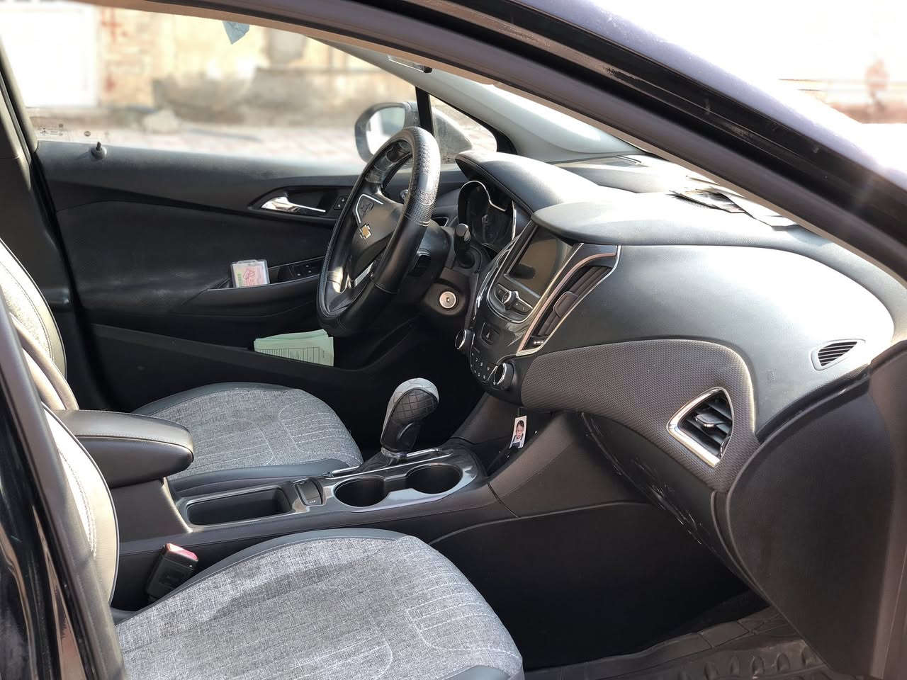 🚗 شفروليه كروز 2019 LT أسود للبيع
🔧 المواصفات:
• محرك 1.4 لتر توربو اقتصادي وقوي
• گير أوتوماتيك ناعم
• دفع أمامي – 5 ركاب
• صرفية بنزين ممتازة داخل وخارج المدينة

🛋 التجهيزات:
• شاشة معلومات مع بلوتوث / USB
• كاميرا خلفية وامامية تسجيل صورة وصوت
• تحكم ستيرن + كروز كنترول
• تكييف وتدفئه جيد جدا
• مرايا ونوافذ كهرباء
• أنظمة أمان (ABS – Traction – وسائد هوائية)
• كشن كهربائي 
• كشنات تدفئه

 السيارة بدون رقم تترقم اي محافظة 🚙
✨ الحالة:
سيارة نظيفة جدًا من الداخل فقط تحتاج الى بوليش وحدادية للابواب الامامية استخدام شخصي، جاهزة للفحص والسفر

📍 الموقع: …كربلاء المقدسة 
💰 السعر: …85$ وبيها مجال بسيط
📞 الاتصال: …***********
