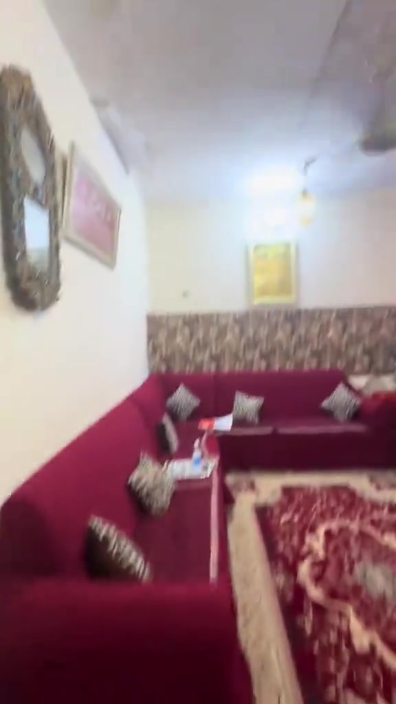 بيت للبيع طابقين عكادة مساحة ١٢٠ متر واجهة ١٠ متر نزال ١٢يحتوي على هول كبير + استقبال + غرفتين نوم + مطبخ + خدمات صحية مفصولة + منور كبير الطابق الثاني غرفتين نوم + صطح كبير البيت في منطقة الوشاش جهت الحمام الي مقابيل بلدية وحدة المنصور طابو صرف تلفون ***********وتساب ***********وتساب او مراجعة مكتب الخبير للعقار ومن للة التوفيق
