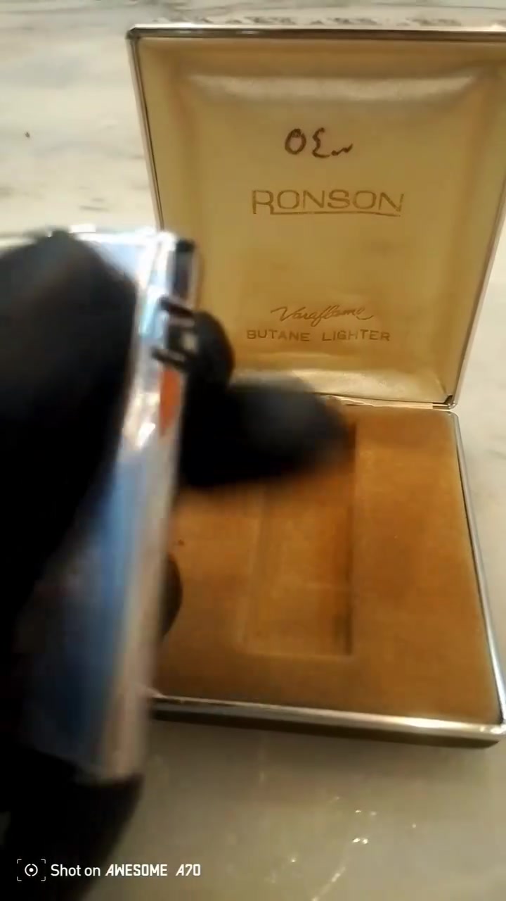 🎀ولاعة Ronson إنجليزي 🇬🇧 بلمعة فضية أنيقة.🎀
👈موديل إلكتروني مسجل ببراءة تصميم.🎯🎖️🇬🇧
👌شغالة بكفاءة ولهب مضبوط (كما بالصورة الواقعية)
👈.مع العلبة الأصلية بحالة ممتازة.
📍 مكاني فيصل مريوطية
🚚 يوجد خدمة توصيل وشحن لجميع محافظات مصر
📲 01556839135 واتس 
#Ronson #ولاعة_أصلية #Vintage #Luxury #ترند #جامعينممكن


**إذا كنت صاحب هذا الإعلان وتريد حذفه لأي سبب، رجاءا أرسل رسالة إلى الدعم الفني**