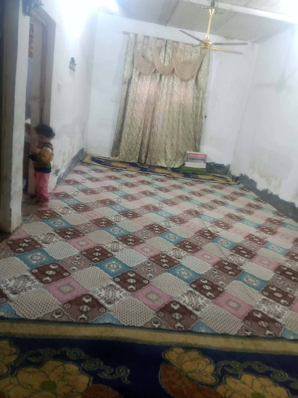 السلام عليكم بيت للبيع حي سكينه قرب الشارع العريض التبليط مساحة البيت ٢٢٥ يتكون من غرفتين نووم وحده قياس ٥ في ٤ والثانيه ٤ اونص في ٤  وحمام داخلي مترين وهول ٧ في ٣ اونص ومطبخ ٥ في ٤ واستقبال ٦ في ٤ وطارمه جبيره البيت سعره ٢٥ بيه مجال بسيط وللاستفسار اكثر مازنجر او اتصال ***********
