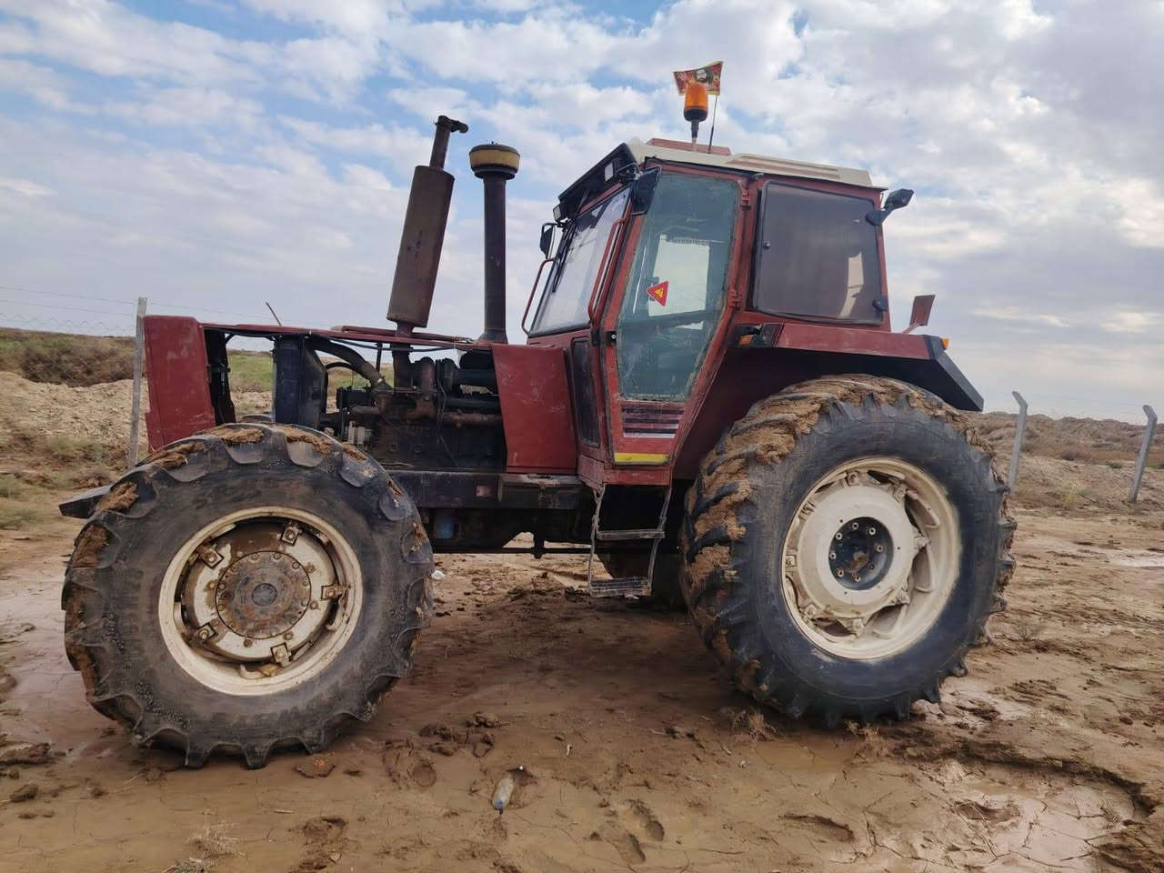 فيات البيع مع دسك ٢٤ مع فدان خماسي  البيع  مكينه ابيعلك بدون مداور  موديل ٨٦  مكينه جاهزه ومكفوله محرك كير تبخير تنقيص بم نوزل مكفوله  وجاهزه لعمل ومكفوله عشائر  لاستفسار اتصل ***********
