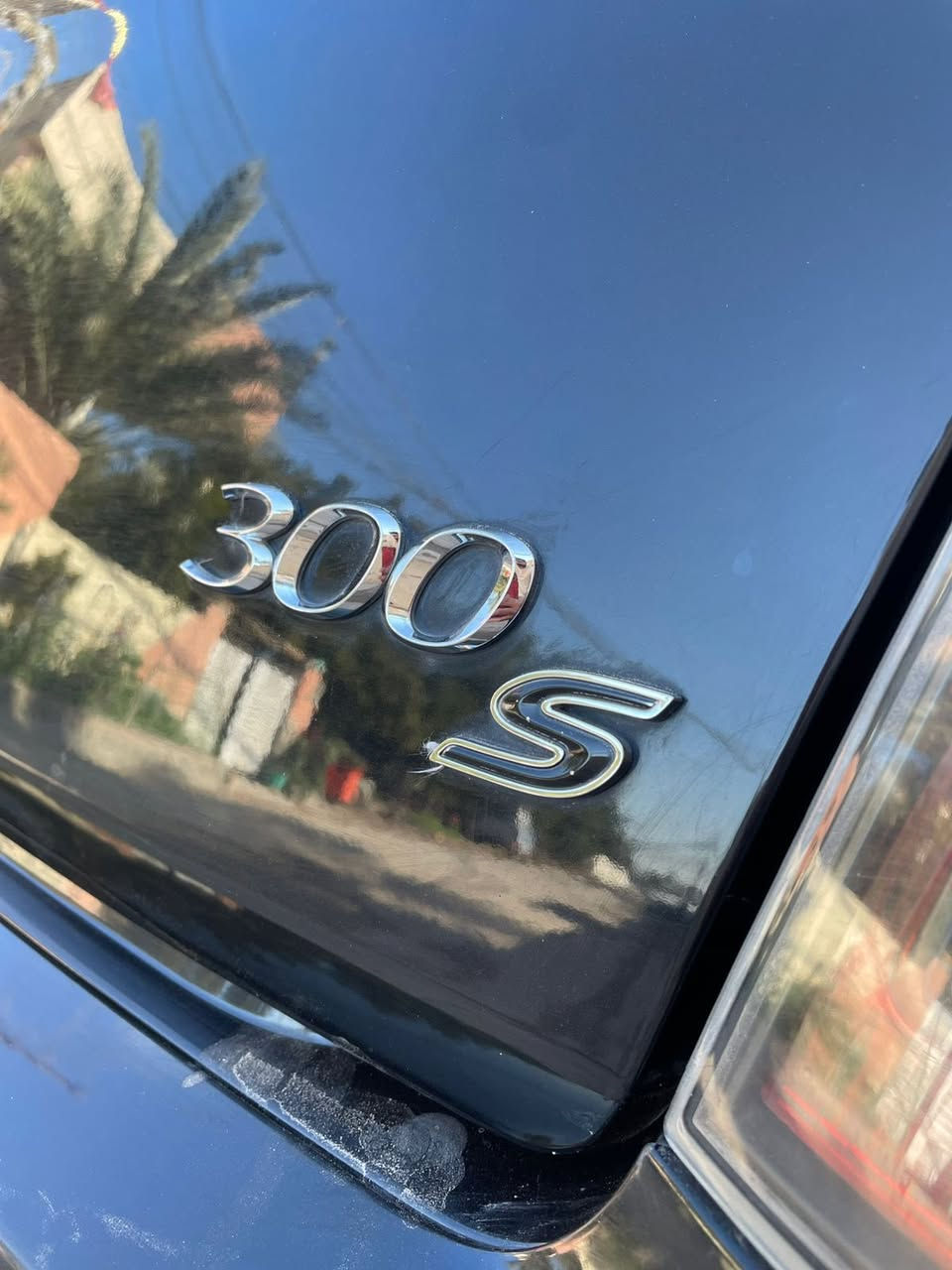 كرايسلر  اوباما 300s موديل 2014 
مواصفات السياره فول 

-فتحة 

-بانوراما 

-تحكم ستيرن 

-شفتان 

-كشنات تدفئة تبريد 

-منظومة صوت 

-كير طيارة 

-وبعد مواصفات الS المعروفه 

السياره نضيفه جداً جداً 

تخم تاير جديد 

متعوب عليه كلش 

داخلهه كلش نضيف وشخط ما بي 

السياره كلين كفاله عامه من مكينه وكير وحداديه وكلشي 

بس اكو ملاحظة بسيطه بالبنيد موضح بالصوره فقط مخلي عليهه لاسق 
***********
السعر 190$ مكان السيارة بابل / جبلة
