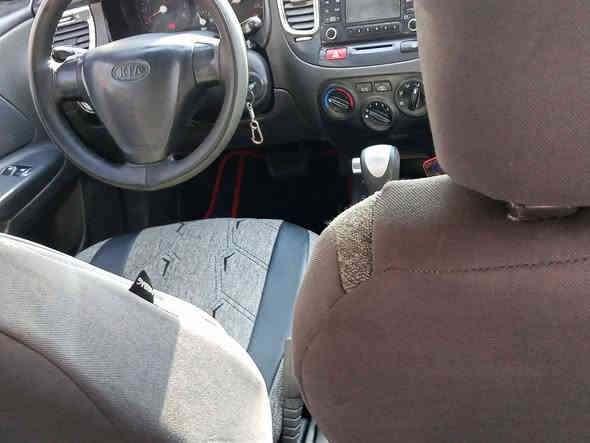 كيا ريو
2008بيها طخه بالجاملق الامامي بدون دواخل 
رقم بغداد مشروع وطني 
صاحبها الشرعي بالموصل السعر 80وبيها مجال
***********
