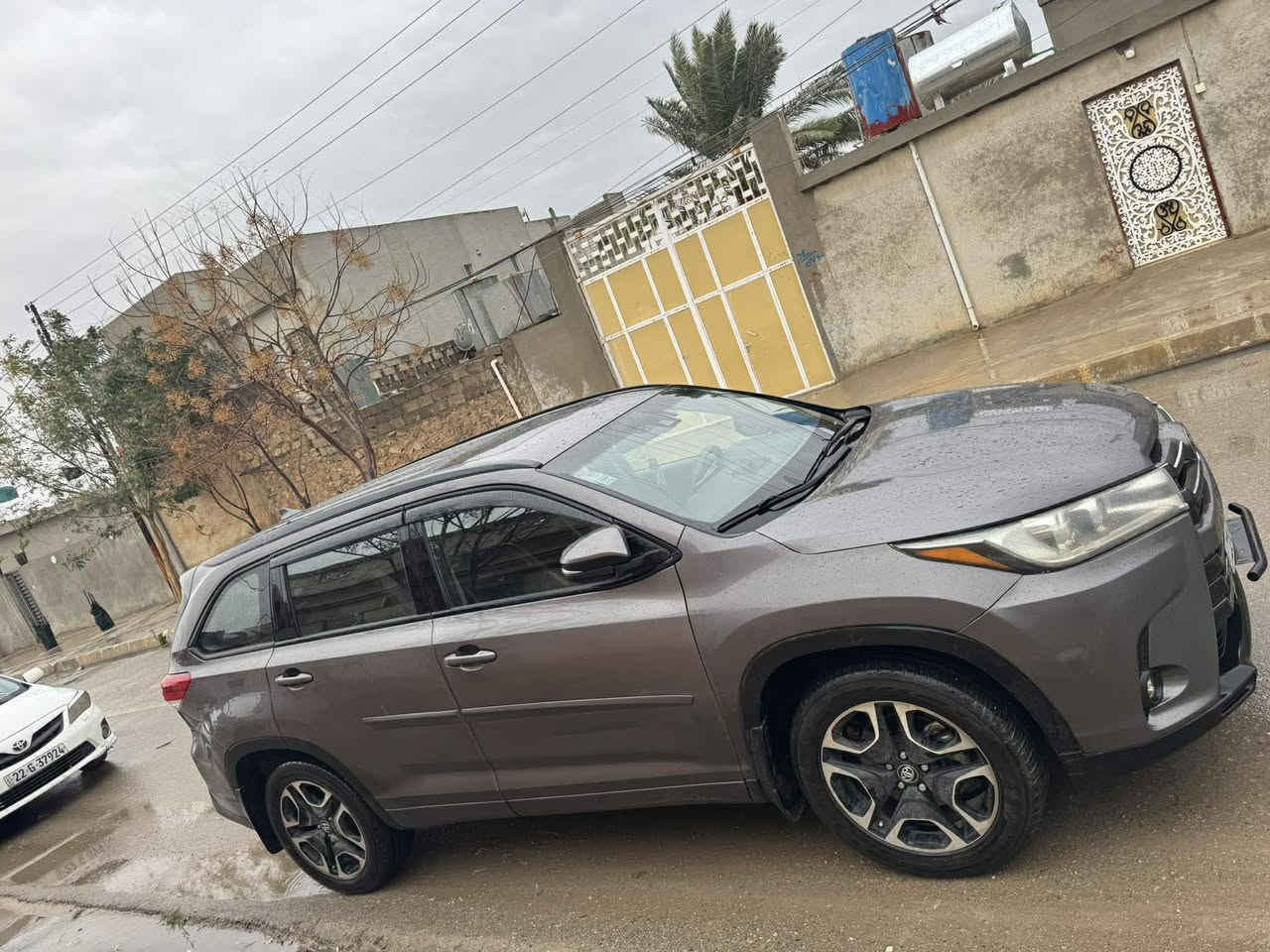 تويوتا هايلاندر 2019 ليمتد (Limited) وارد أمريكي... ٦٩ ميل ماشيه
سيارة بإسمي السنوية جديدة لغاية ٢٠٢٧
 (فول مواصفات 6 سلندر)  بمحرك V6 سعة 3.5 لتر بقوة عالية،  بمواصفات رفاهية وأمان متكاملة مثل كشنات جلد، تدفئة وتبريد مقاعد، نظام ترفيهي بشاشة كبيرة، فتحة سقف، ، رادار أمامي وخلفي، تحديد مسار، نقطة عمياء، صندوق كهربائي، وكاميرا خلفية، بالإضافة إلى بصمة تشغيل وبصمة أبواب،  
نظام دفع رباعي،
كشنات جلدية 
تدفئة وتبريد للمقاعد  
تحكم كهربائي بالمقاعد.
نظام تكييف ثلاثي المناطق (أمامي، خلفي، منفصل).
فتحة سقف 
شاشة ملاحة كبيرة ونظام ترفيهي متطور (قد يكون JBL).

نظام رادار أمامي (تحذير من الاصطدام وتثبيت المسار).
نظام مراقبة النقاط العمياء 
نظام تحذير حركة المرور الخلفية 
كاميرا خلفية.
نظام مانع انغلاق المكابح (ABS) 
صندوق خلفي كهربائي (Automatic Tailgate).
ستائر خلفية (Brades).
إضاءة LED. عنوان موصل للاستفسار *********** /***********
