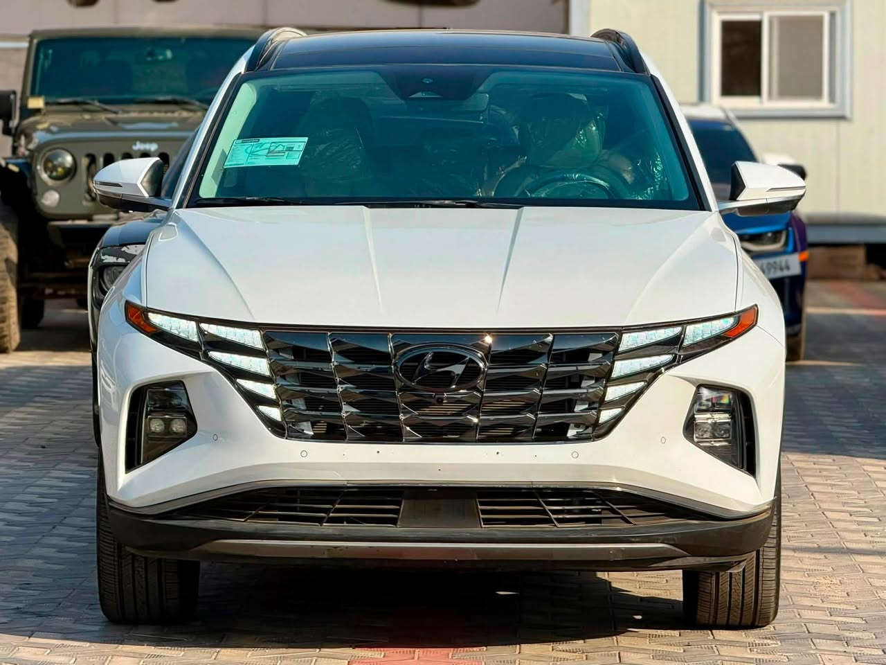 #سيارة_هيونداي_توسان_HYUNDAI_TUCSON_LIMITED
‏🇱🇷موديل: 2023 فل كامل 
📚 المواصفات:
➖اللون أبيض   
➖نظام تشغيل بالبصمة
➖فتحتين سقف كهربائية(بنورما)
➖شاشة كبير لمسLCD
➖اربع كيمرات لرؤيه360درجه للمساعده على الركن 
➖مقاعد جلد-كهرباء للسائق والراكب الأمامي
➖دواخل لون بيج
➖شاحن واير لس (شاحن لاسلكي)
➖شاشة عدادات رقمية
➖ماشية 56 الف فقط MIL زيرورررررررررر
➖محرك 4 بستون/ 2.5 لتر
➖نظام الدفع دبل HTRAC
➖نظام توفير استهلاك الوقود ECO
➖نظام دخول بدون مفتاح ابواب سنترل لوك اوتوماتيكي  
➖نظام ملاحة-ونظام بلوتوث-ومنفذ USB 
➖نظام صوتي من بوزمع 8 مكبرات صوتية
➖التحكم الإلكتروني بالثبات 
➖رادار للتحكم بالمكابح تلقائياً
➖التحذير من الاصطدام الأمامي-ونظام مراقبة النقطة العمياء-ومساعدة الحفاظ على المسار-والتنبيه الخلفي لحركة المرور-والتحذير من تشتت انتباه السائق-والكاميرا 360 درجه والمساعدة في ركن السيارة-وفرملة الطوارئ التلقائية والتنبيه من مغادرة المسار-والحساسات الأمامية والخلفية-حساسات مرايا جانبية
➖اسطبات للمرايا
➖مثبت سرعة-تحكم دركسون
➖مصابيح اضائة LEDعالية الجوده
➖مصابيح ظبابيLED 
➖خاصية الحقن الالكتروني للوقود GDI
➖مراقبة ضغط الهواء داخل الاطارات TPMS
➖المكابح مانعه للانزلاق ABS / توزيع الكترونيا EBD
💻والكثير من مواصفات الرفاهية والسلامة والامان...

@


**إذا كنت صاحب هذا الإعلان وتريد حذفه لأي سبب، رجاءا أرسل رسالة إلى الدعم الفني**