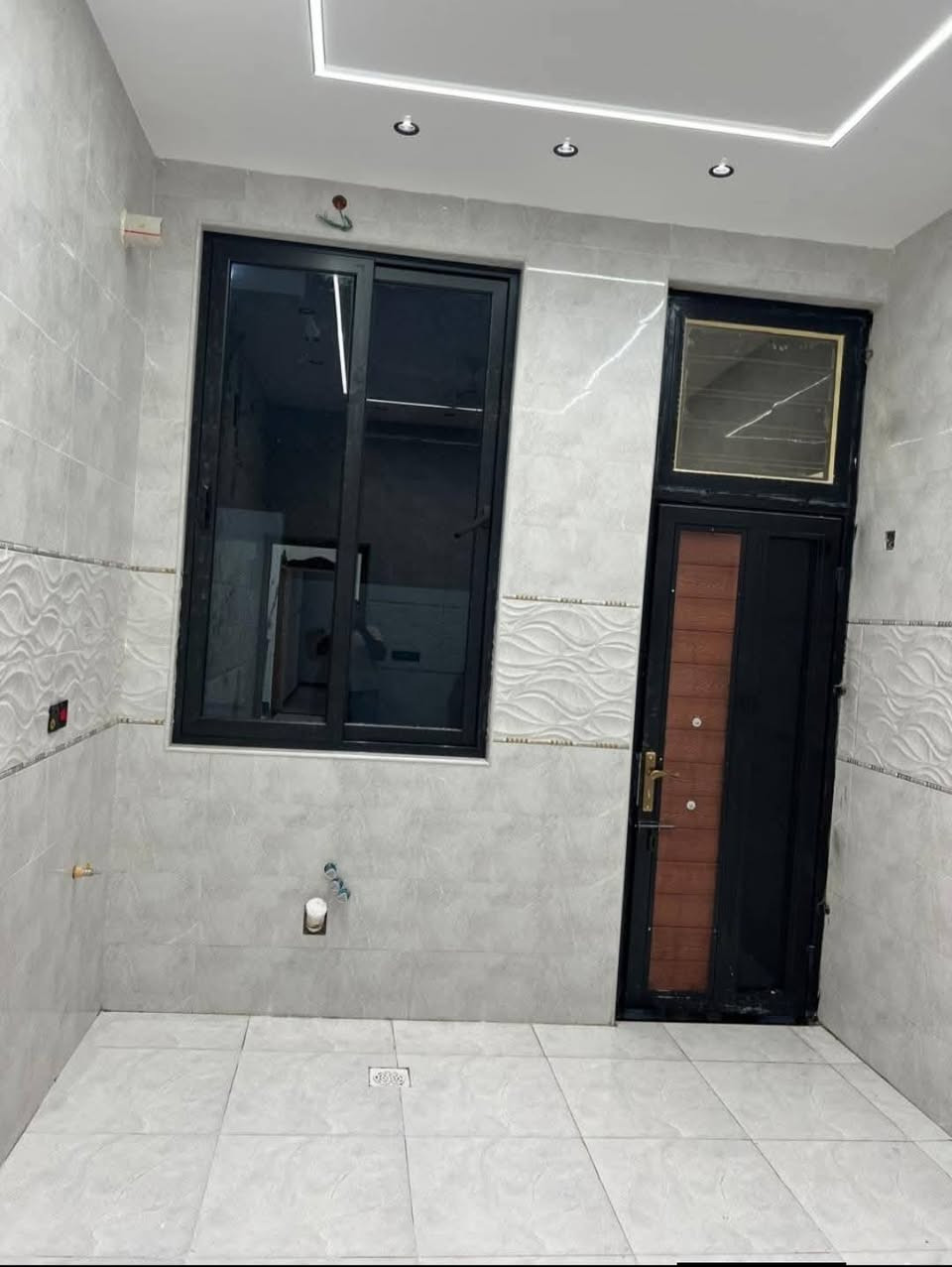 أختر منزل احلامك معا مكتب الذهبي للعقارات والمقاولات العامه 🏠  
استثنائيه بـ مواصفات عصريه حديثه ✨
تستلم مفتاح كامل من كلشي الاناره وغيرها جاهز لسكن 🔑
 البيت طابو عراقي وكاله بـ اسم المشتري ونسخه من الطابو 📄
الموقع .........🔴
البصره ابي الخصيب  منطقه ابو الجوزي 
يطل عل 3 شوارع 
بناء حديث درجه اولى واجهيه فخمه ترتيب هندسي 👷🏻‍♂️  الاساس رفت 

  ————————🔹
يتكون البيت 🏘️  من 2غرف نوم  وصاله ومطبخ و 
صحيات  🛁 

كراج 🚘
المساحه 150 متر 
السعر 110 💵 قابل للتفاوض 
 مكتب الذهبي للعقارات والمقاولات العامه مستمرين بعروض جديده ومميزه💎 
للاستفسار اكثر اتصال او مراسله ..***********...***********
