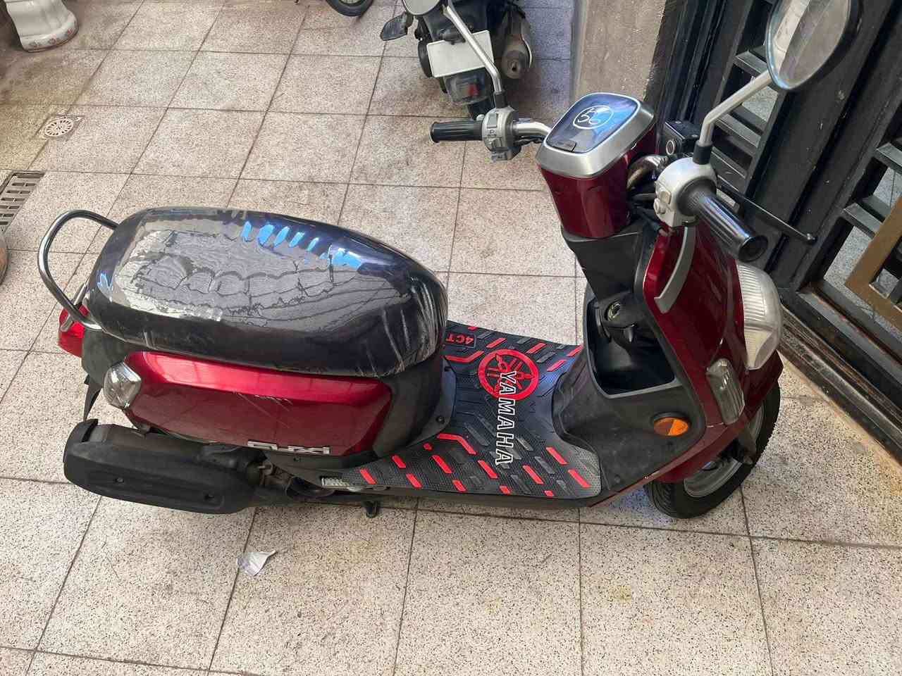 السلام عليكم
بوليس 2011 نوزل مو كابريتر الدراجه نضيفه كلش مكفوله من نقص وحادث 
دشبول الكتروني طالعه من معرض الحمداني وياها وصل وكتاب ضمان المحرك والنضافه واضحه كدامك بالصوره راعيها رجال يروح للدوام ويجي يعني مو عند شاب ومهجومه سعرها مليون و 150 وبيها مجال 
***********___ كربلاء
