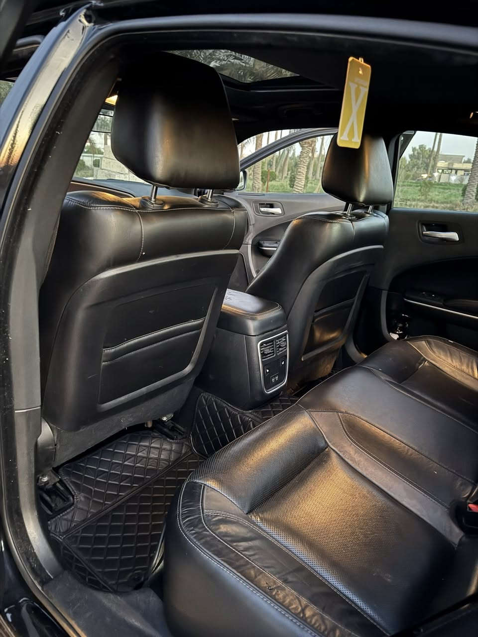 السلام عليكم جارجر موديل 2022  كلين عدا الشخط الي موضح بالصوره بالجهه اليمنه ماشيه 95 الف ميل للاستفسار ***********
