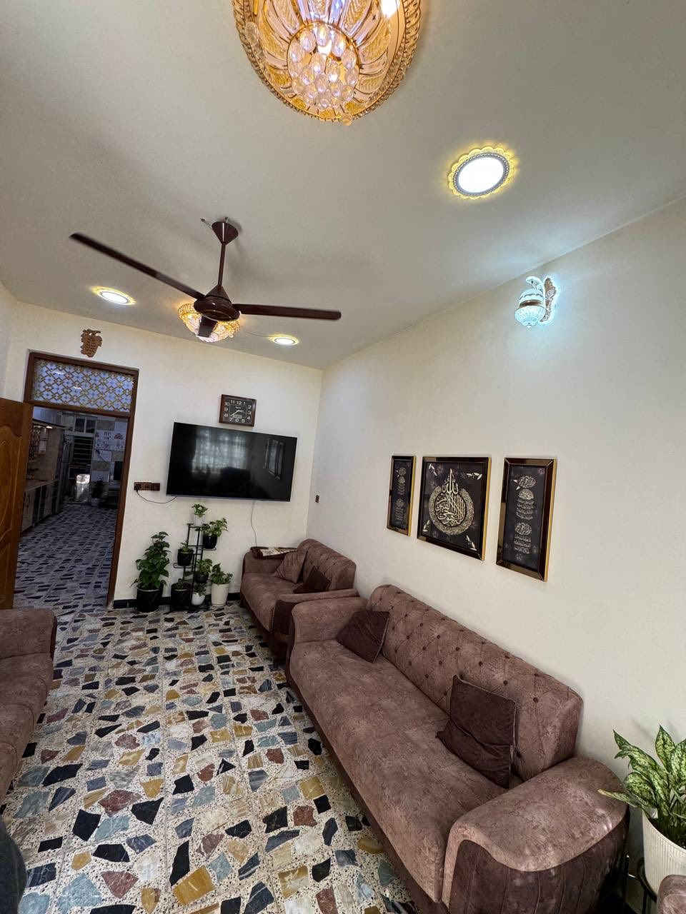 عندي بيت بحي البساتين قريب ع شارع العلم طابو زراعي سند ٢٥ صرف 
مساحته ١١٥ نزال ٢٣ الواجهة ٥ يخبل وبي ٣ غراف وبناء حديث للاستفسار
سعر مجال بسيط  
للاستفسار 
***********
