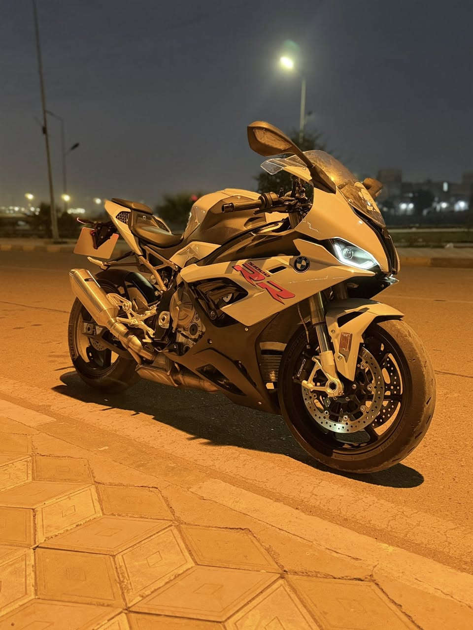 السلام عليكم  BMW s1000rr 👉للبيع 👉وارد يابان كفالة من الزلغ ماشية 10 لاف ستوك بحالة الوكالة دراجة طالعة من معرض مو مال شارع 😍 عنواني ميسان مركز المحافضة الدراجة جاهزة من كل النواحي دهن موتل اللة شاهد بانزين كلة محسن حتة ما طلع بيهة الشراي يتصل على هذة رقم ***********. للمعلومة صور المزاد عدي اذا تجي من غير محافضة تشلع عيوني تجي اذا لكيت زلغ بيهة كروتك روحة رجعة علي وضيفك يمي وكون بخدمتك وذا ماعدك بلاش تاخذهة  ملاحضة اذا مراوس
👈بتاهو 👉 ميخالف واطي فرق عادي اسف على الطالة
