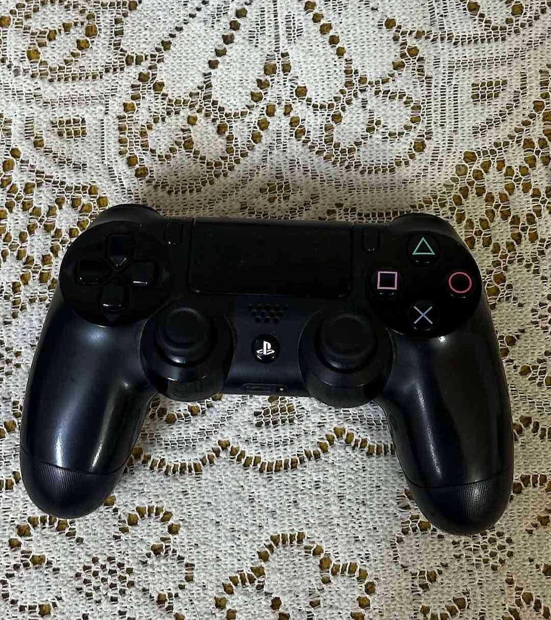 السلام عليكم
بلي 4 سلم 
كامل ملحقات ما عدا (كارتونة و واير HDMI) 
جوستك عدد 2 (وحدة زينة والثانية تعبانة) 
نظام 13.50 
يحتوي 3 العاب 
1- فيفا 2026
2- need for speed
3- بيس 2020
نظافة 90% الى 80%
السعر: 285 وبي مجال


**إذا كنت صاحب هذا الإعلان وتريد حذفه لأي سبب، رجاءا أرسل رسالة إلى الدعم الفني**