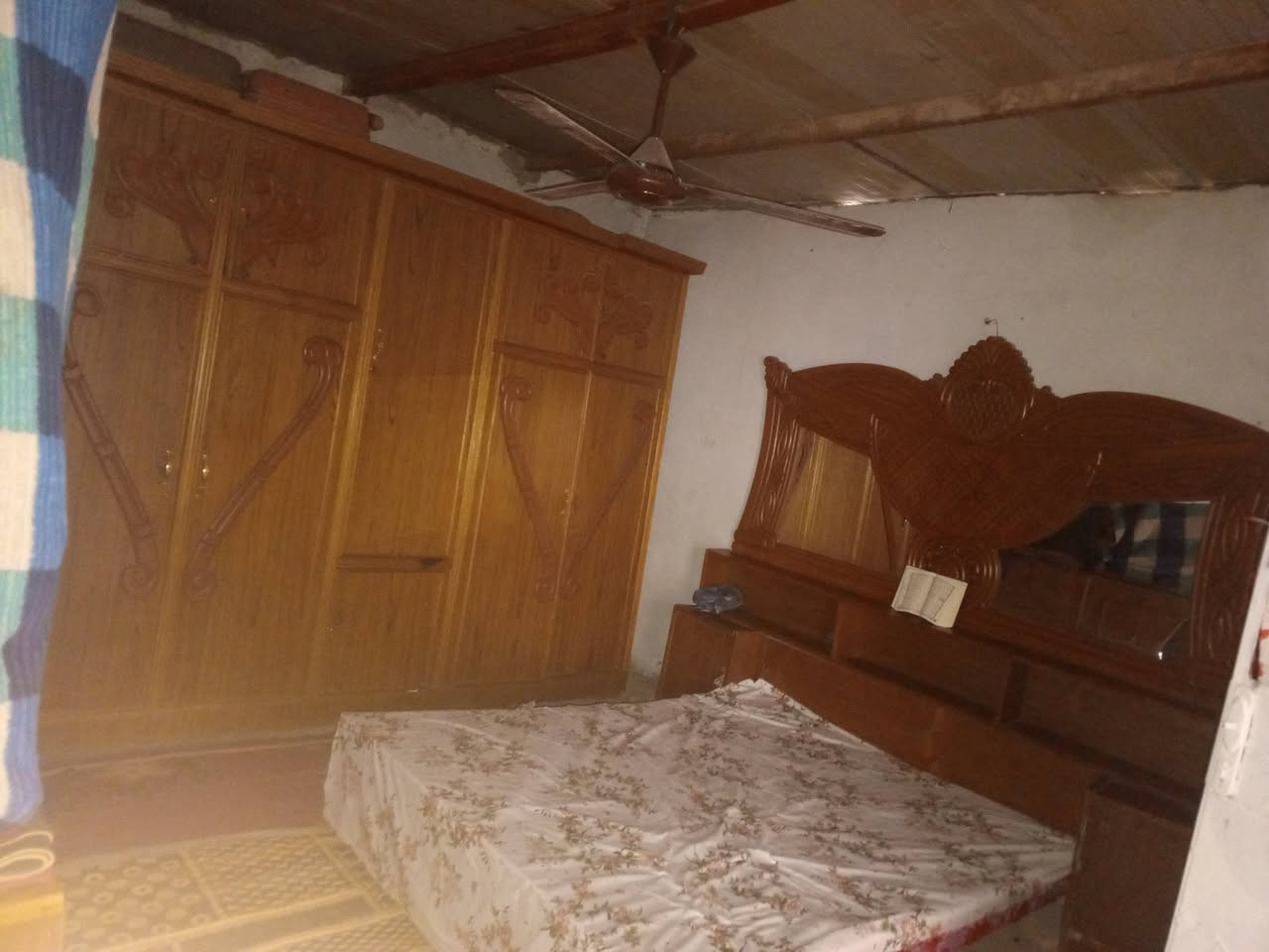 اسلام عليكم دار سكن اللبيع مساحته 300متر بشارع المدارس متوفر ماء وكرهباء بيت جاهز والاستفسار ع هاذا ارقم ***********
