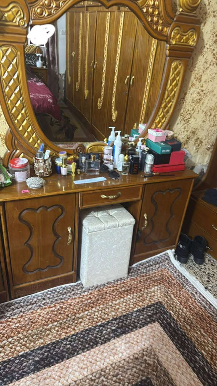 توجد غرفه نوم توج خشب حطاطه نضافه 90 بل ميه السعر 900 وبيها مجال 
العنوان الرمانه منطقه البوعبيد للاستفسار ***********

ادمن وافق
