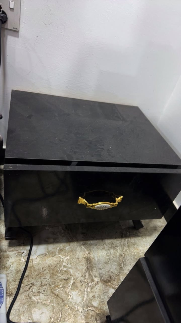 غرفه نوم تركية كنتور سلايت ومراية على طول الكنتور 
وميز تواليت وكومديات ثنين وجربايه مكانها بغداد حي الجامعه السعر 175 الف وسعر ببلاش
للتواصل ***********
