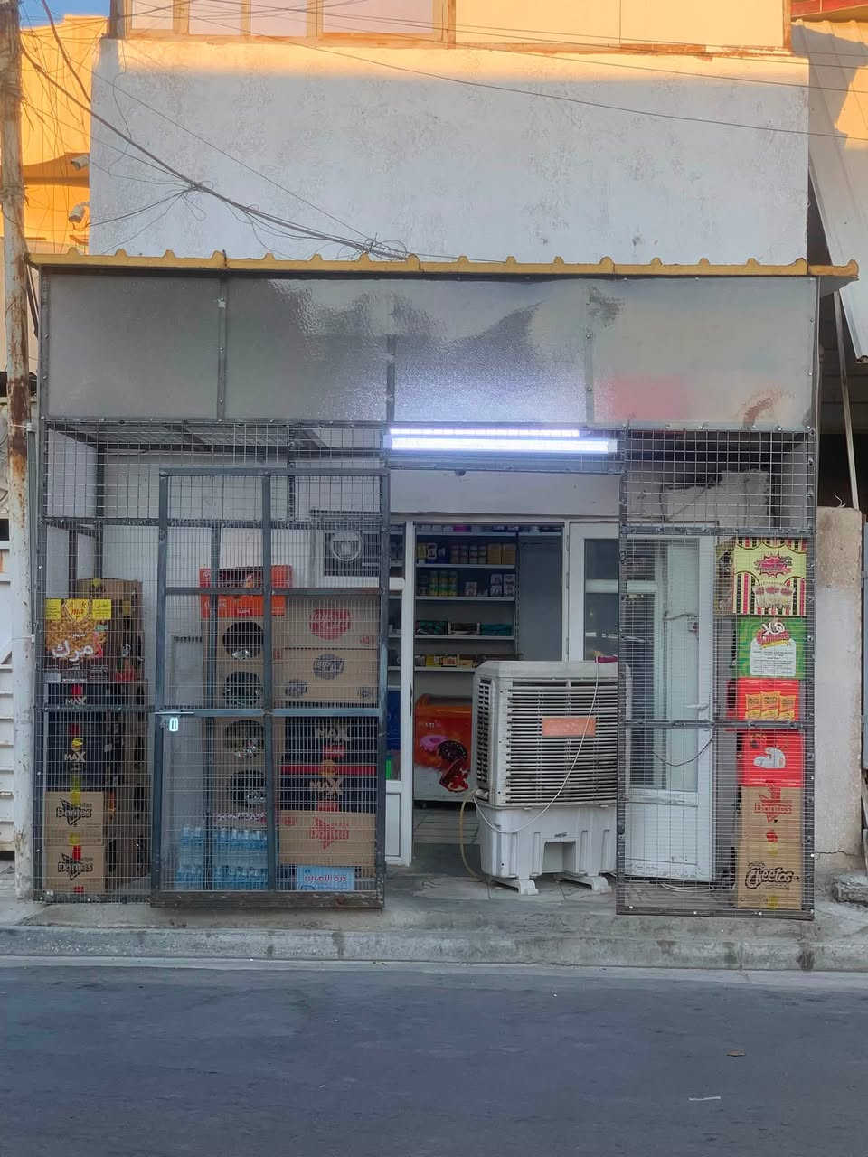 اسواق للبيع عنوانه بغداد الغزالية شارع الضغط
***********
