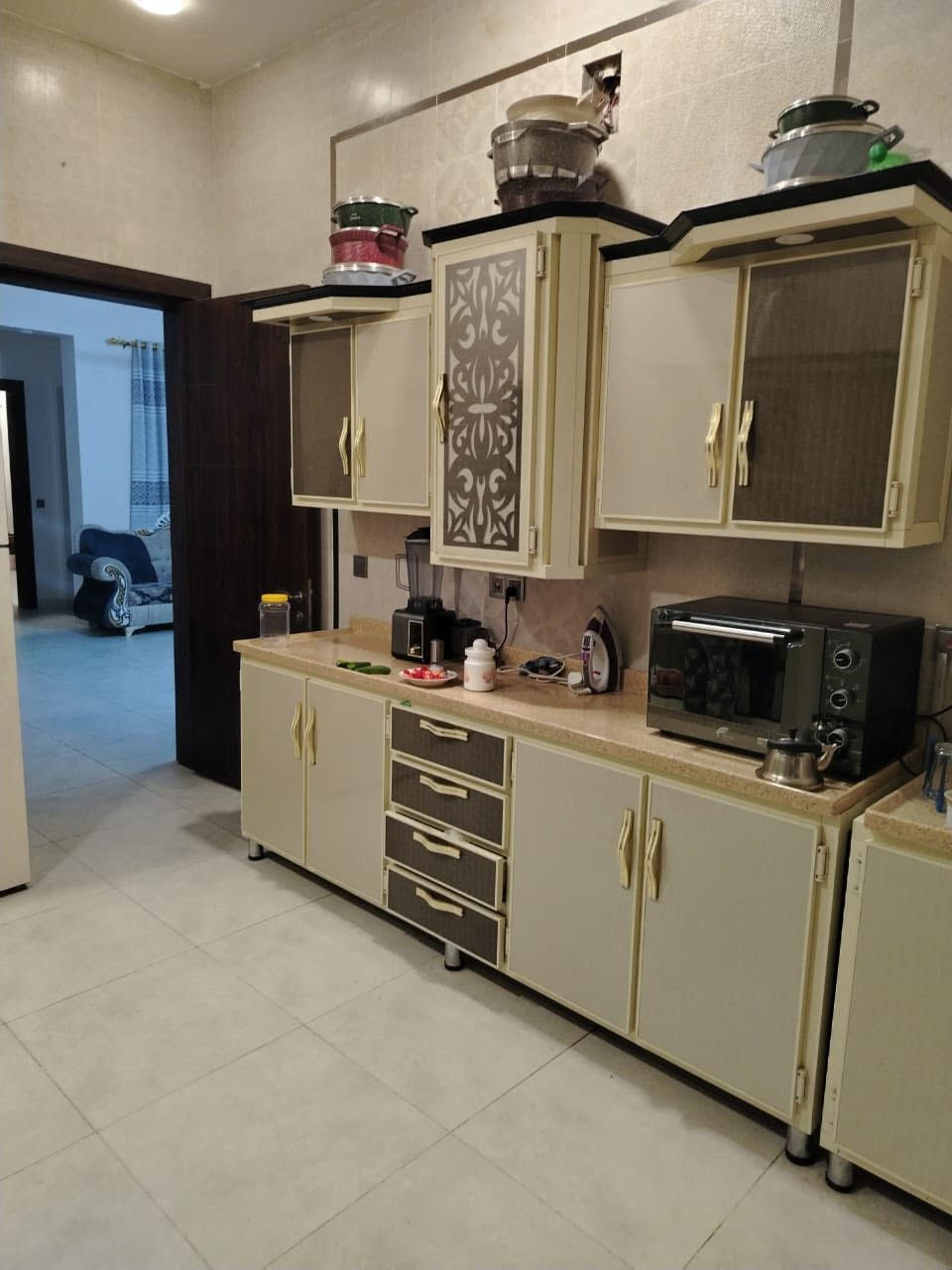 (( بسم الله الرحمن الرحيم))
🟩 #بيت #للبيع 
 { التسلسل 70 }
 ‏🌐الجنيفي ثانيه مجمع الذهبي  
 ‏🗺️ المساحة 192 
 ‏🛣️ شارع 15
 ‏🏡 بناء سنه 2023حديث مفول
 ‏💰السعر 195 قابل للتفاوض
◀️ تفاصيل أكثر للبيت :-
1️⃣ طابق او نص 4غرف  نوم .. 
2️⃣ الطابق الاول يحتوي على استقبال و صاله و حمام و مطبخ و صحيات بره و غرفة نوم و طرمة 
الطابق الثاني على غرفتين نوم و صحيات و سطح 
3️⃣ .. بناء طابوق درجة اولى.. 
4️⃣ البيت بناء طابوق درجة اولى و بخريطة ممتازة.. 
5️⃣ موقع البيت جيد جدا و قريب على عددة خدمات و مرافق كثيره و الجوارين ناس مرتب و مثقفين و منطقه راقية .... 
6️⃣ الوجة9.00النزال23…..الوجه و النزال ممتازين 
7️⃣ طابو سند صرف تحويل مباشر بدون مشاكل 
8️⃣ السعر معروض حسب طلب صاحب البيت ويمكن التفاوض معه بشأن السعر
 
للستفسار اكثر زورو مكتب قصر الرحاب للعقارات 
العنوان حي الشرطه قرب جامع التوفيق 

لمعرفة المزيد من التفاصيل والحصول على معلومات إضافية، نرحب بتواصلك معنا. فريقنا مستعد لدعمك في عملية الشراء والاستثمار. لا تفوّت هذه الفرصة واستفد من ارتفاع القيمة العقارية في الفلوجة 
***********
***********

.............................
" مكتب قصرالرحاب للعقارات "
حي الشرطه قرب جامع التوفيق 
تريد تبيع بيتك؟! تريد تبيع قطعتك؟! هل تبحث عن بيت مناسب و بأسعار مناسبة؟! هل تبحث عن قطعة أرض مناسبة و بسعر رمزي؟! 
مكتب قصر الرحاب للعقارات الانسب لذلك 
أعرض بيتك او قطعتك لدينا و سوف نبيعها لك بأحسن سعر
سجل طلبك أن كنت تبحث عن بيت او قطعة و سنجد لك العرض المناسب ولك

