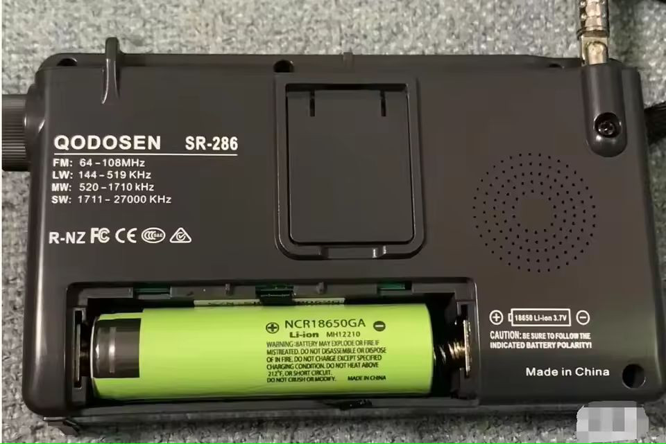 الراديو المحمول عالي الأداء الاقوى عالميا من حيث السحبQodosen SR-286 المتعدد الموجات.المواصفات والميزات الرئيسيةالموجات المدعومة: يغطي نطاقات واسعة تشمل FM، والموجات الطويلة (LW)، والموجات المتوسطة (MW)، والموجات القصيرة (SW).معالج قوي (شريحة سيارات): يعتمد على شريحة DSP المتطورة NXP TEF6686 المخصصة لراديو السيارات، مما يمنحه حساسية فائقة وانتقائية عالية جداً في التقاط الإشارات الضعيفة والبعيدة وعزل المحطات المتداخلة.الذاكرة والتخزين: يحتوي على نظام تخزين ذكي (ATS) يتسع لـ 1000 محطة مقسمة على صفحات منظمة بحسب الموجة.تحكم متقدم بالإشارة: مزود بمكبر إشارة داخلي منخفض الضوضاء (LNA) يمكن تشغيله أو إطفاؤه، بالإضافة إلى ميزة التحكم بمستوى تضييق النطاق (Bandwidth) وخيارات متعددة لمعالجة وتحسين إشارات FM.مخرجات الهوائي: يدعم توصيل هوائيات خارجية لجميع الموجات عبر منفذ مخصص لتعزيز الاستقبال.البطارية: يعمل بواسطة بطارية ليثيوم أيون قابلة للاستبدال وإعادة الشحن من نوع 18650 الشهيرة.الملحقات الظاهرة: يأتي الجهاز مع حقيبة حمل واقية صلبة (كيس مبطن) لحمايته أثناء التنقل.
ملاحظة التوصيل داخل العراق فقط 
للحجز والاستفسار يرجى التواصل على الخاص


**إذا كنت صاحب هذا الإعلان وتريد حذفه لأي سبب، رجاءا أرسل رسالة إلى الدعم الفني**