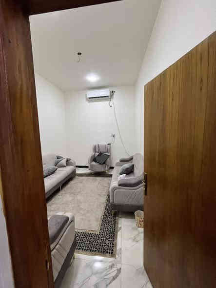 سلام عليكم بيت مساحه 100متر   عنوان البصره شط العرب شارع صقر حي رايه معه اثاث غرف نوم 2صاله حمامات ديوانيه سعر53وبي مجال اثاث+ لبيت غرفت نوم+ 3سبالت +قنفات +كامرات  فتفسار اتصل***********
