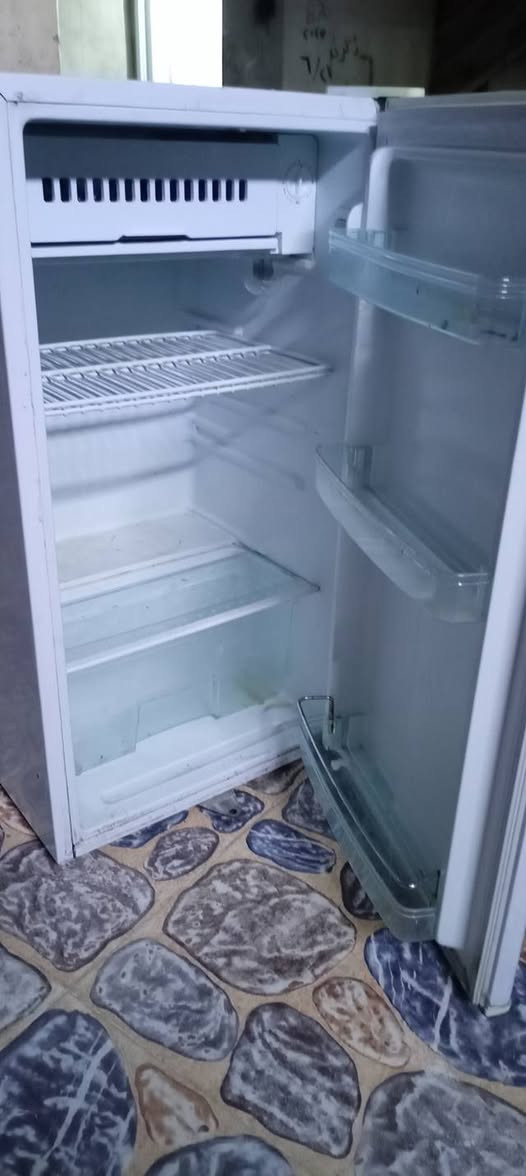 ثلاجه مكتبيه كلش نظيفه تاخذها بشرط تجميد فول ماواصله مصلح بلاديه السعر٧٥الف الإتصال ***********٢
