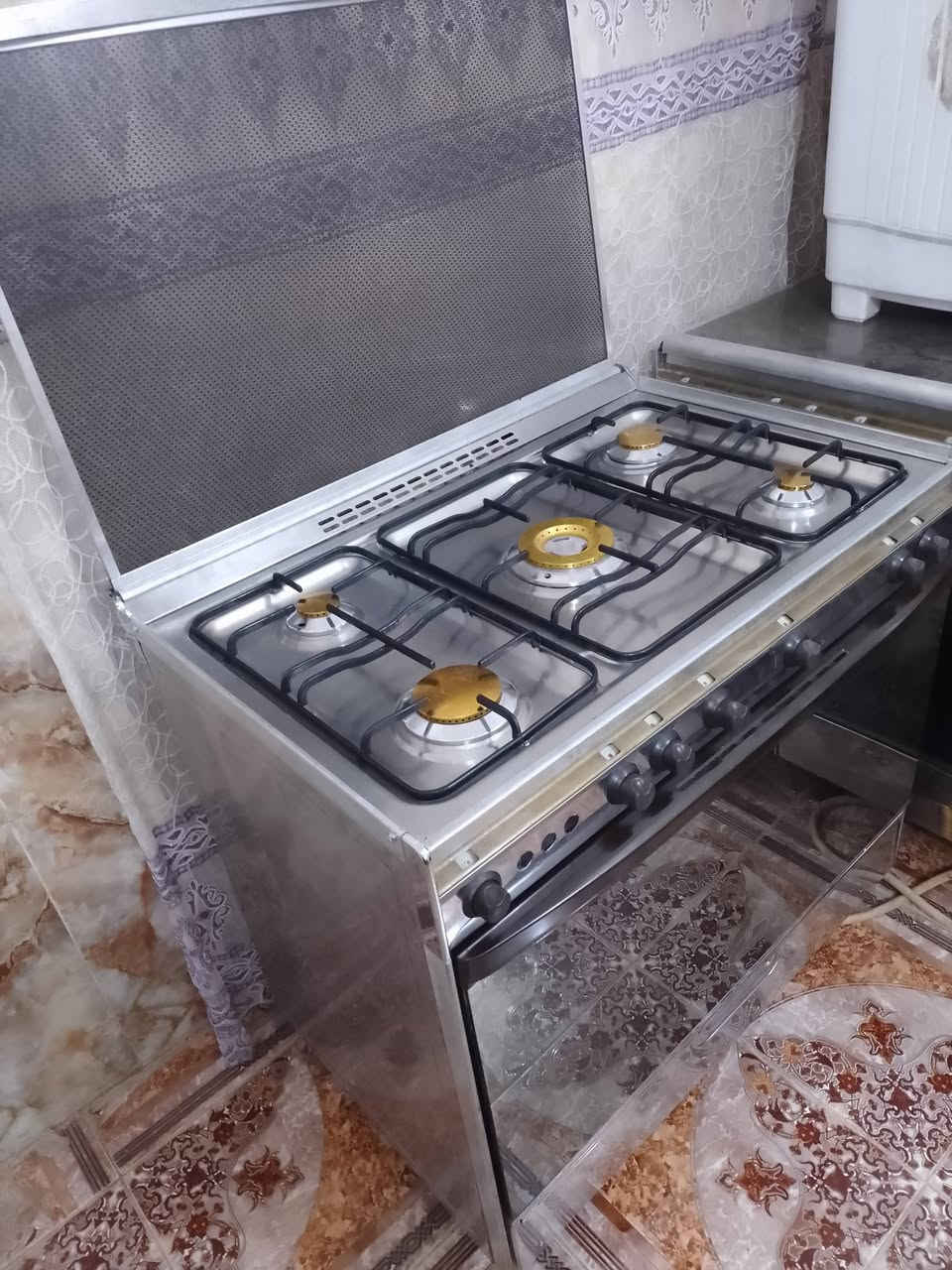السلام عليكم طباخ للبيع السعر 250وبي مجال ***********
