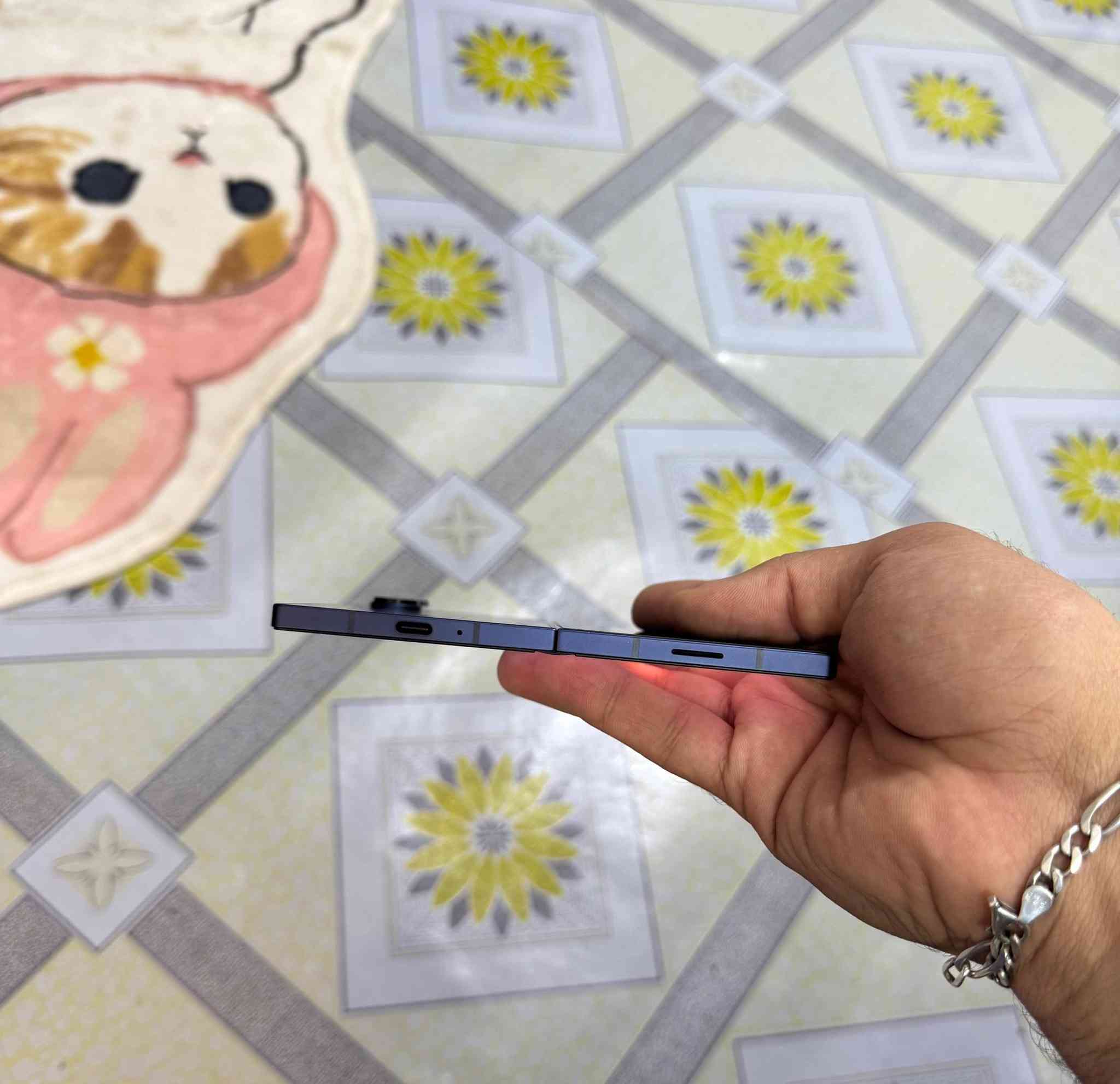 سامسونك فولد 6 ذاكره 256  نضافه فول بي نقطه موضحهه بلفيديو الجهاز ضمان شرط تاخذه من بابي بيتي سعره مليون لا مفتوح ولا داخل صيانه نهائيا عنواني بغداد الحسينيه مال الراشديه رقمي ***********
