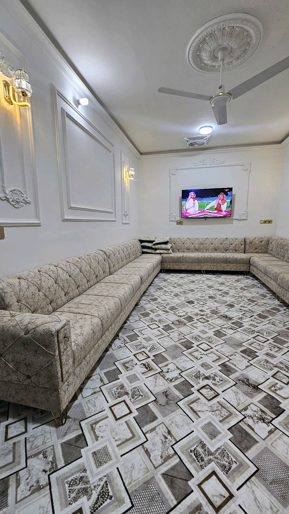 للبيع  – تخم استقبال عربي بحالة ممتازة:
يُعرض للبيع تخم استقبال عربي كامل بحالة ممتازة جداً، استعمال نظيف ومحافظ عليه بعناية.
القماش فاخر وعالي الجودة، الحشوة متماسكة ومريحة ولا يوجد أي هبوط أو تلف.
التصميم أنيق وفخم  مناسب للاستقبالات الكبيرة ومجالس الضيوف.
التخم كامل (شكل U) مع الوسادات، وجاهز للاستخدام فوراً بدون أي مصاريف إضافية.