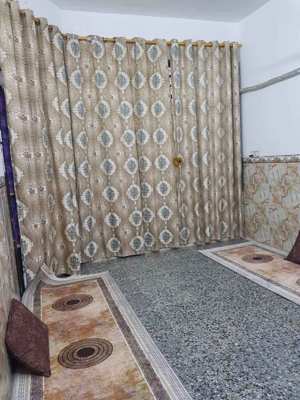 سلام عليكم 

دار للبيع مساحة يتكون من ١٠٠متر استقبال ٥×٣٦٠
وبصفة متدخل، وصاله ٧ متر من ضمنها مطبخ ومنور وبصفة حمام، وغرفة ٤٥٠×٥ وترك ١٥٠×٥ وحوش ٣٥٠×٥ وبالنسبة للبيت الفوك كله مطبك حتى البيتونه زفت وفلين وشتايكر، والجوه كله كامل كاشي من الترك لباب الشارع. العنوان بغداد بوب الشام  زراعي بيت ضيفان  الاستفسار الاتصال على الرقم ***********
