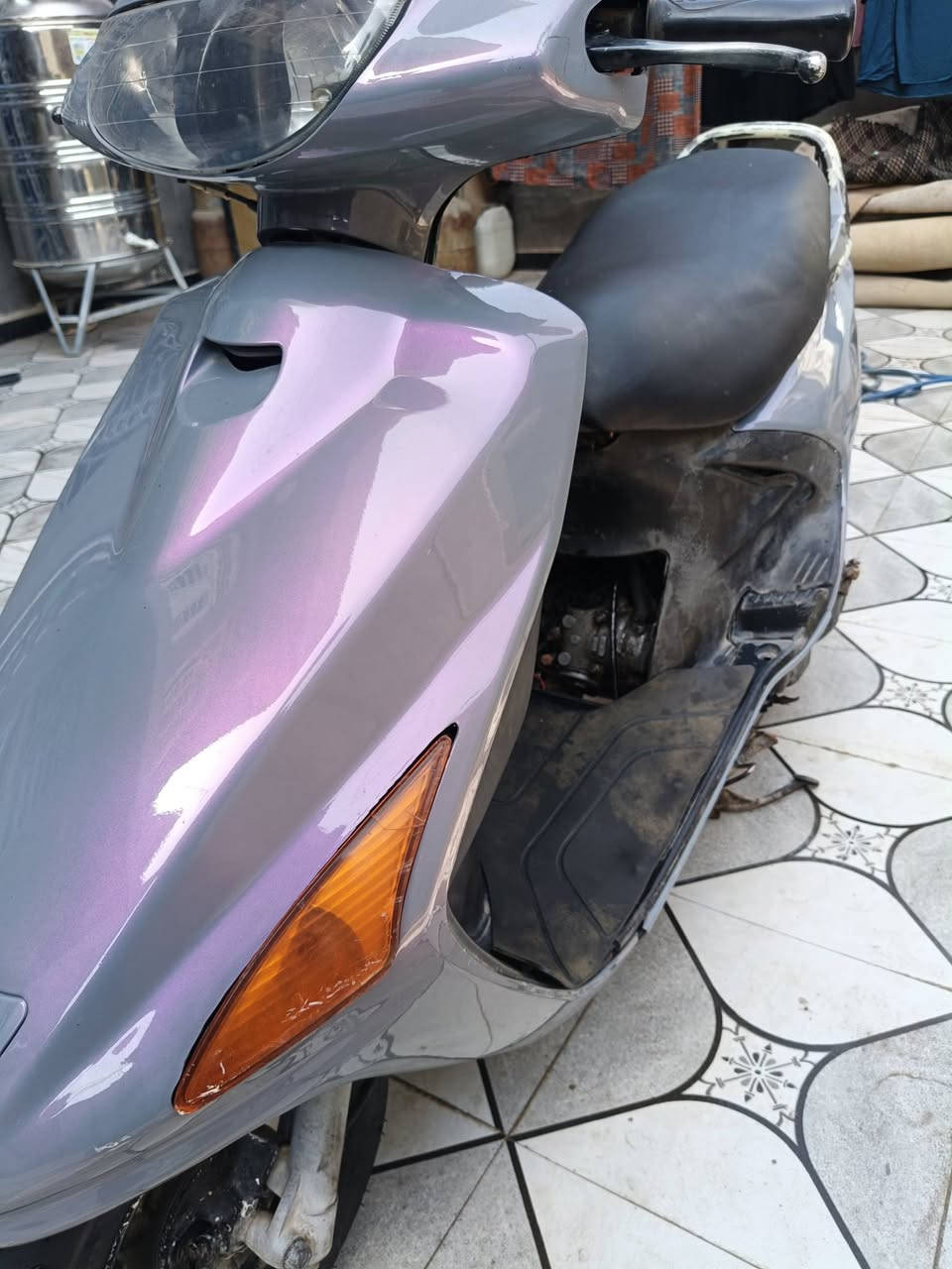 سلام عليكم فراشه للبيع دراجه نضيفه وجديده شوفت عينك زوج تايرات جدد لايت زنون دبل خلفي جديد معمره هستوه دراجه كابريتر فلتر شوته بلك دراجه خرسه مجفته تجفيت درجه اول شغال هندر وسلف بس باتري ضعيف صالنصه رياضي FM سعر 270 وبيه مجال بصيط مكاني دوانيه حي جامعه او لاتصال *********** كلشي ذكرتلك
