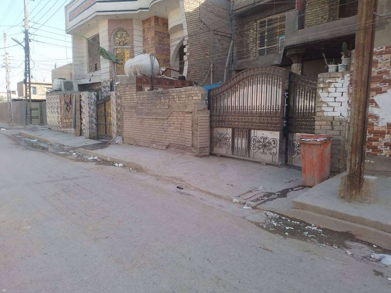 سلام عليكم بيت  بل رشاد للبيع مساحه 200متر طابو ملك صرف بسمنا وعلى سطح البيت شبكه عراقنا وبيه راتب سنوي وكهرباء مستمرة 24 ساعه (والثاني بيت 100 متر مربع عشره في عشره صاير ركن  (والثالث كوفي مساحة ١٥٠ ركن على شارع التانكي وياهه مطعم مأجرينه  وبيهن كهرباء مستمرة مرتبطه بالشبكه لمعرفة الأسعار  للإتصال على الرقم ***********
