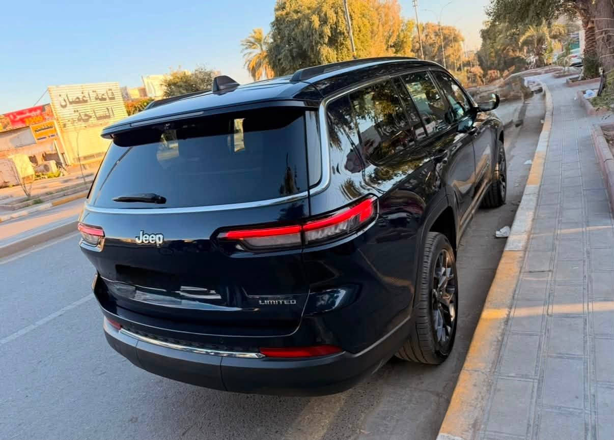 🚗 للبيع: جيب كراند شيروكي لارج (7 راكب) - بحالة ممتازة 🚗 2️⃣0️⃣2️⃣3️⃣

السيارة نظيفة جداً وجاهزة للاستخدام بدون أي مصاريف نهائياً.

📌 التفاصيل والمواصفات:

 الموديل: جيب كراند شيروكي لارج (Jeep Grand Cherokee L) - 7 راكب.
سنة الصنع ٢٠٢٣
 اللوحة: رقم بغداد (رقم مميز).

 اللون: أزرق مميز.

 الإطارات: ويل حجم 21 (الحجم الكبير) مع إطارات هانكوك أصلية جديدة (مجهزة من تاير مول).

✨ مواصفات الراحة والرفاهية:
 المقاعد: جلد بالكامل (المقاعد الأمامية كهرباء مع تدفئة وتبريد / المقاعد الخلفية تدفئة).

 التكييف: نظام تكييف ثلاثي المناطق منفصل (3-Zone Climate Control).

 الشاشات والتحكم: شاشة رئيسية كبيرة + كاميرا ذكية للمرآة الوسطية.

 أنظمة القيادة: تحكم بمودات القيادة (سبورت، أوتو، ترابي، ثلجي).

🛡️ أنظمة الأمان والسلامة:
 الكاميرات: 5 كاميرات محيطية بنظام رؤية 360^{\circ}.

 الرادارات والحساسات: رادار اصطدام أمامي، نظام كشف النقاط العمياء، حساسات أمامية وخلفية.

⚙️ حالة البدن والحادث (للأمانة والشفافية):
 الحادث: دعامية أمامية فقط (نفسها مصلحة ومراجعة).

 ✅ الصبغ: خالية من الصبغ تماماً، فقط تكحيل بسيط بمكان التعديل.

 التعديل: تعديل على البارد بالكامل.
 الايرباك: سليمة (بدون ايرباك).

📞 للتواصل والاستفسار:
 السعر وصور الحادث: متوفرة على الخاص.

 رقم الهاتف: *********** (مراسلة واتساب فقط).
