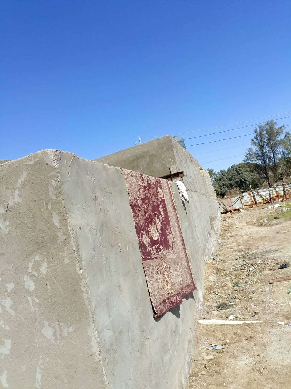 سلام عليكم بيت البيع مثلث الكلابين طابو زراعي سنت 25 البيت مساحه 180 متر بي ستقبال وقرفتين نوم وحده كامله ووحده بس السكف عكاده السكف مالته وصطح كامل شتايكر  نقص بي بس الرضيه مالته البيت كامل وره حسيب  البيت ول ستفسار هاذه رقمي ***********
