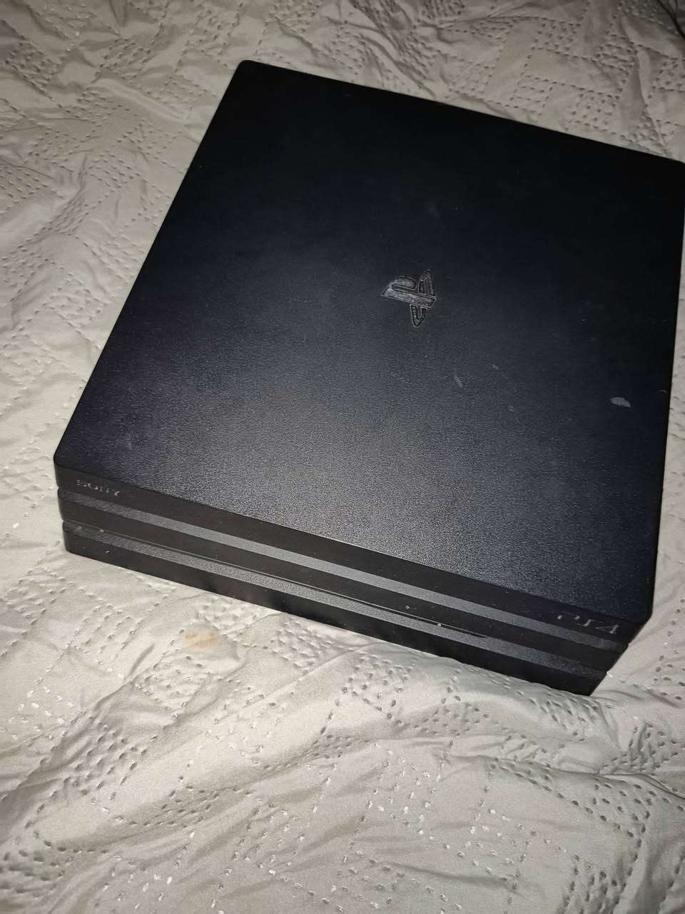 بلايستيشن4 برو
نضافة فول
 وية لعبتين ريد ديد ريدمبشن2 و GTA5 
مع 2جويستك وكيبلات الشحن السعر كامل (200 قفل) بيع مستعجل رقم التواصل..... ***********
