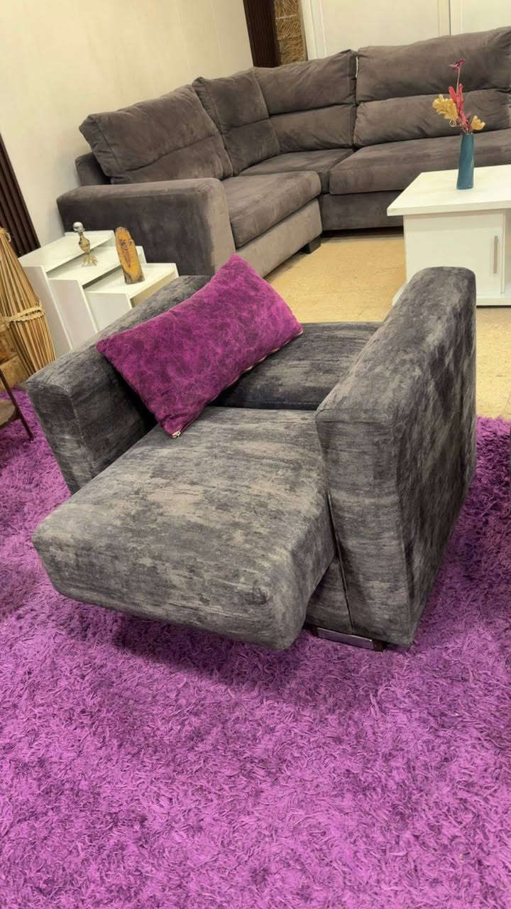 طقم كنب صوفا بيد modern 🛋️ بمواصفات عالية جداً 💯
📍مكون من ثلاثيه 🛋️ عدد 2 و مفرد 💺عدد 2 🤍
📍نظام جكات لكامل القطع لتصبح كل قطعه عباره عن تخت 🛌 
📍 داخل كل قطعه Box للتخزين 📦
📍 مقاعد اسفنج ضغط عالي "مريح جدا" 🤍
📍خشب سويد 🪵 صلد 💛✨

📍 أستخدام بسيط جداً بوضع الوكاله ✨
 .


**إذا كنت صاحب هذا الإعلان وتريد حذفه لأي سبب، رجاءا أرسل رسالة إلى الدعم الفني**