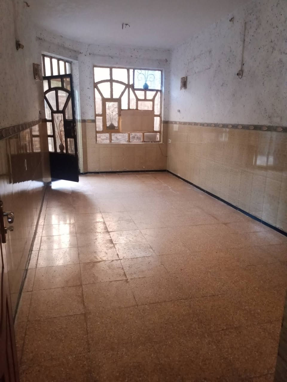 بيت الايجار طابق ارضي معزول عن الثاني غرفه نوم صاله مطبخ صحيات مناور طرمه شارع  الكهرباء قرب اسواق ابو علي منزليه ***********
