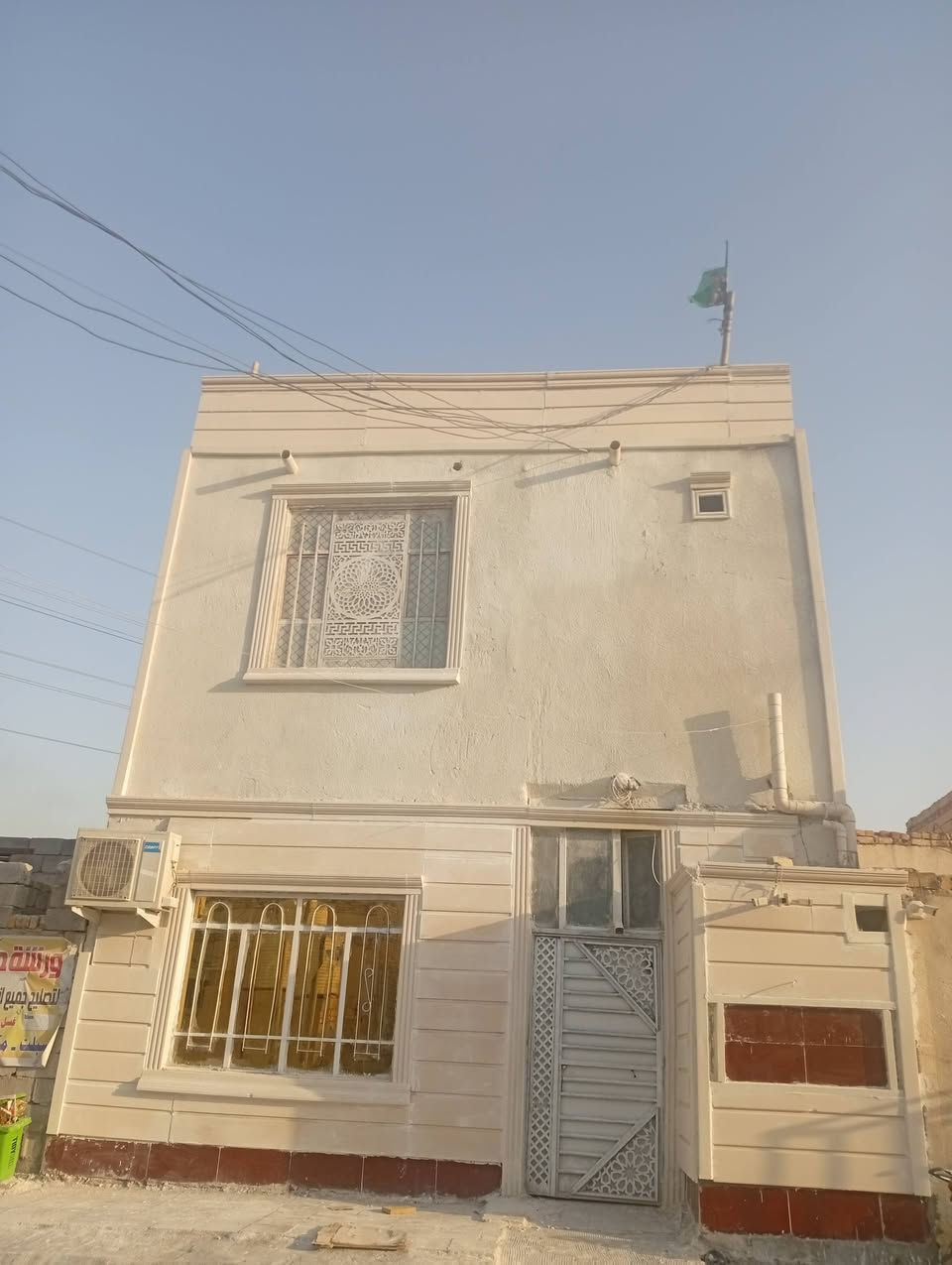السلام عليكم بيت المساحه 100 الصخيين قرب مدرسه الكساىي 3بيت عن المدرسه قريب على جسر  الحولي يتكون 3--غرف صالات عدد 2صول الصاله 6×4 دوانيه 6×4عدد الصحيات 4مطابغ 2الطول 3×2500السعر 80-رقم بي واتساب‏‪***********‬‏ البيت زراعي وبي وصل تطويب
