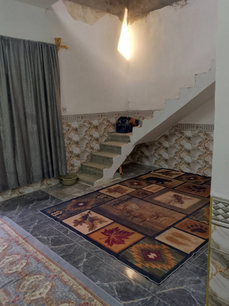 السلام عليكم دار 100متر طابو صرف  مربع  قاط ونص كامل بناء حديث يتكون قرفتين 4/4 ستقبال ٨/٤ صاله 6/5 مطبخ ٣/٤ صحيات كامله العنوان شارع المستشفى الستالاف قرب محطه الكهرباء الاستفسار *********** خاص مفتوح السعر 48 تحويل مباشر
