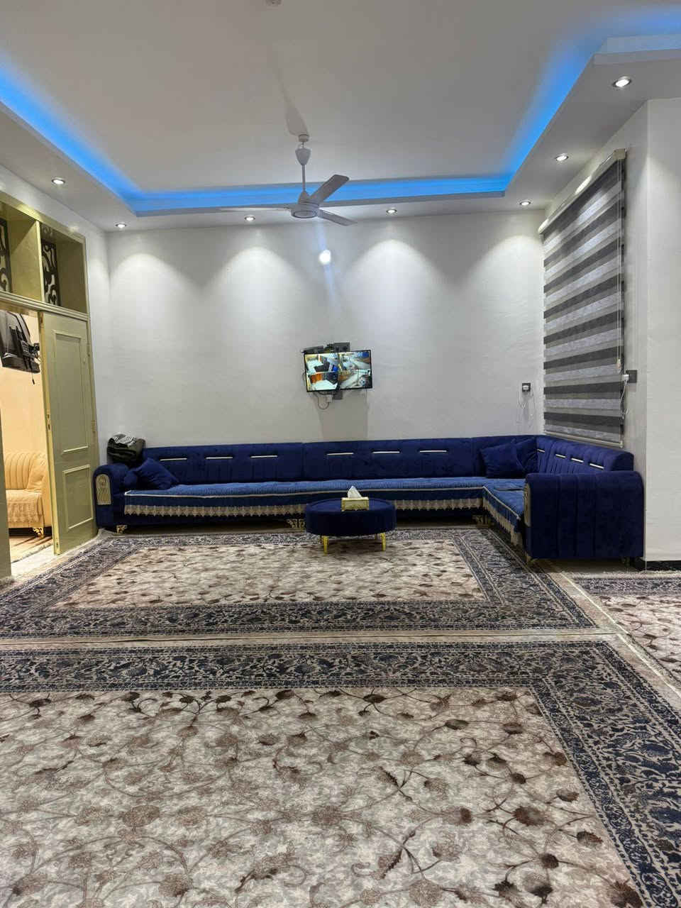 السلام عليكم بيت للبيع بمجمع حجي حسين بناء حديث درجه اولى المساحه ٢٥٥ متر الاتصال على الرقم ***********
