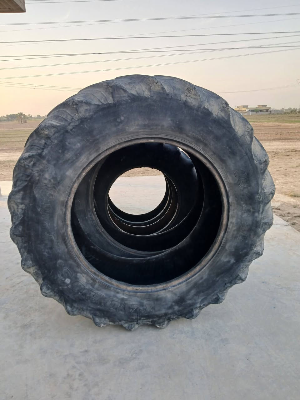 سلام عليكم للبيع تايرات مستعمل انضاف   ل خلفي حجم 38 على 18 ل أمامي حجم 28 مكان بغداد
***********
