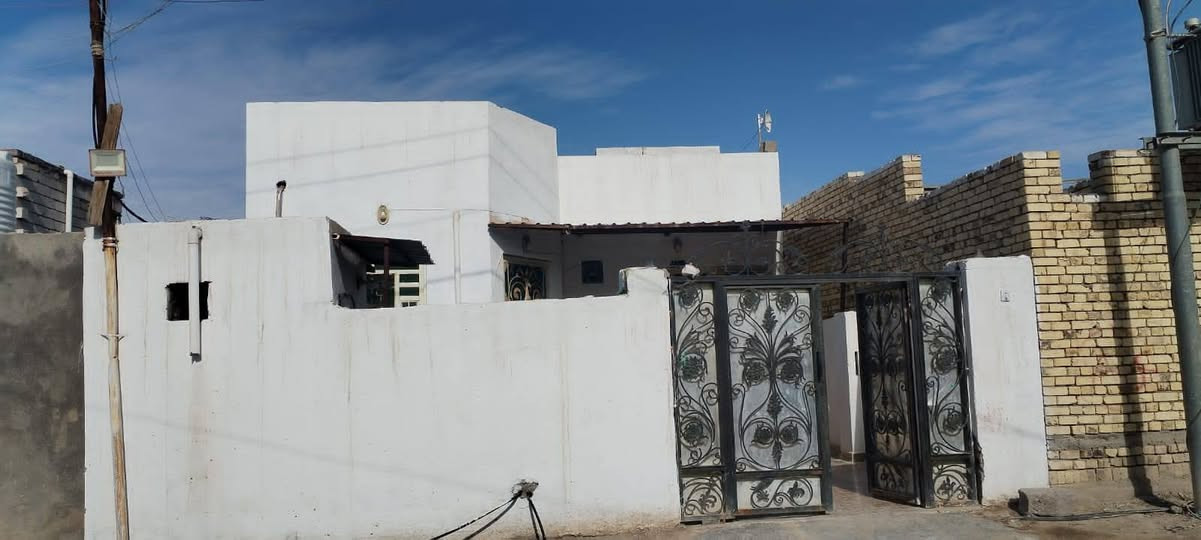 دار زراعيه ٢٠٠م بناء كامل فرمستون عكاده يتكون من غرف عدد ٢ صاله مطبخ ديوانيه كراج و حديقه صحيات داخليه وخارجيه  العنوان السبل الاولى بدايه السبل الفرع المقابل لصيدليه ايات السعر ٦٠ للتواصل ***********
