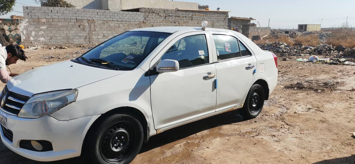 سلام عليكم جيلي أم كي مديل ١٣ 
سياره احله من صور مكان بغداد البياع السعر ٤٠ وبيه مجال رقم الهاتف ***********
