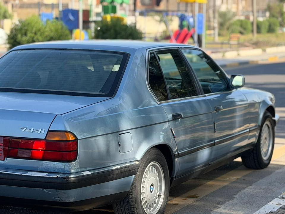 Bmw 730
8 سلندر مسكر
1992
كير جديد قبل اسبوع مشدود 
مكينة مكفولة من التبخير والتنقيص ١٠٠/١٠٠
صدر امامي جديد ١٠٠/١٠٠
صدر خلفي جديد ١٠٠/١٠٠
تبريد ويا السويج ثلاجة❄️🧊 
فتحة بالسقف جام ينزل ويصعد ويا السويچ
وارد ياباني 
مصبوغة عام للجمالية  بيها طخة بالبكلايت الخلفي مصلح بدون صبغ فقط مكحل 
صاحبها الشرعي موجود 
سنوية لـ ٢٠٢٧ تحويل ثاني سنوية مشروع وطني  يوم جاهزة السيارة على اخر حبة
العنوان بغداد حي الجامعة

0777 329 0319

