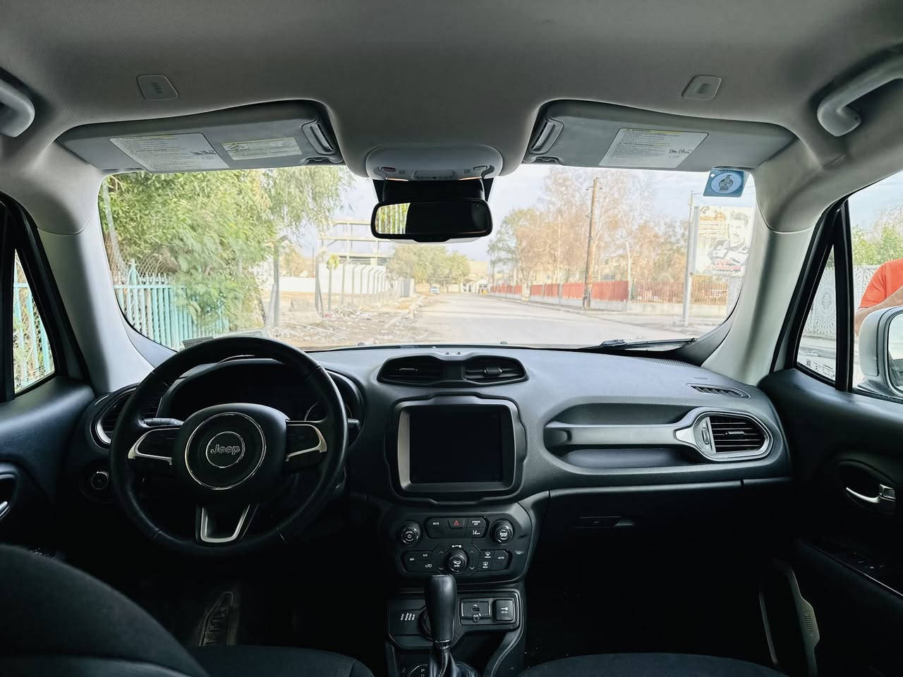 السلام عليكم للبيع جيب رنكد موديل 2023
ماشيه 27mi 

الحادث كما موضح في الصوره

فول موصفات عده الفتحه

فور ويل 4x4 

مكينه 1300تيربو

 السعر 140$ وبيهه مجال بسيط للطيبين مكان السياره بغداد 

اي استفسار اتصل على هذا الرقم 
***********
