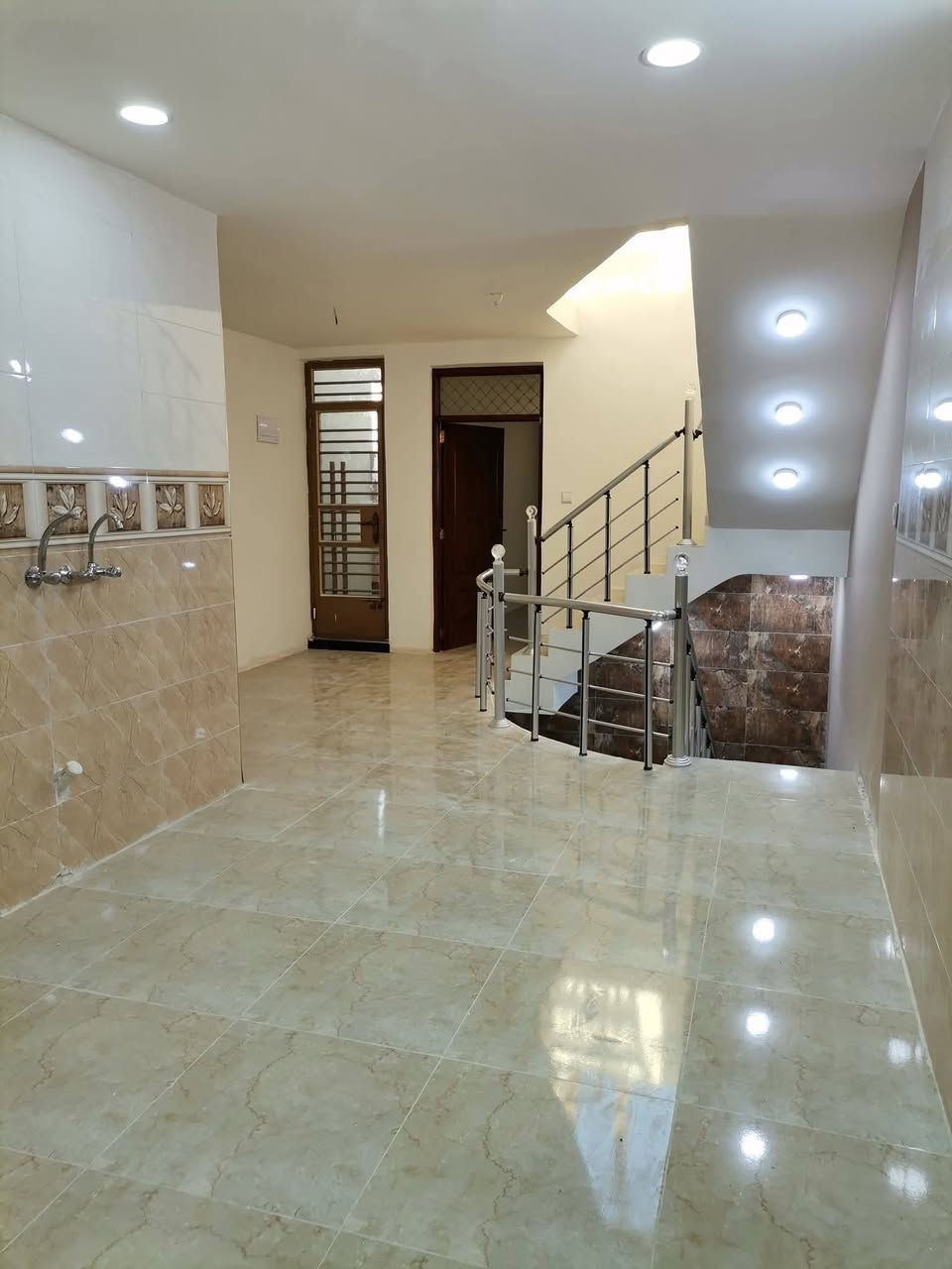 #مكتب_نيوهاوس_للعقار
للبيع ١٠٠ م طابقين نظيف جدآ بسعر مناسب
٢٣٠ وبي مجال للتفاوض 
........
اعلان رقم ٣٦٥
........
للبيع مشتمل ١٠٠ م طابقين نظيف جدآ
٣ نوم
قريب من الشارع العام
واجهة ٥ نزال ٢٠
في منطقة الديوان قرب ثانوية الاصيل
للاستفسار *********** متوفر واتس اب اتصال
مكتب نيو هاوس للعقار الكائن في
حي الجهاد الديوان مقابل الامانة قرب كوفي ركن الديوان
