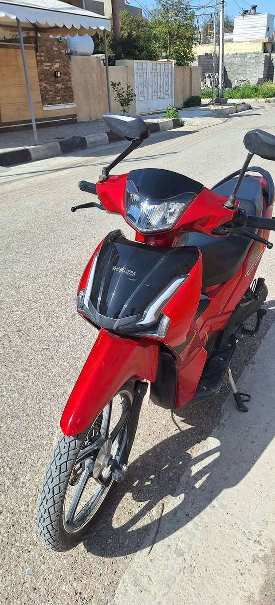 السلام عليكم 
دراجة شحن سوبر كراون 2025 للبيع 
مواصفات 
6بطاريات حجم الدبل 🔋
ويل اطار حجم 17 
شلعة نار مع وتجي نظام 3سرع 
دراجة سريعة وبيهة لايت عالي ناصي ولايت خلفي واشاير جانبية دبلاتتهة قوية تتحمل وزن 150 
السعر 850 وبيهة مجال حك الجية 
الرقم ***********
